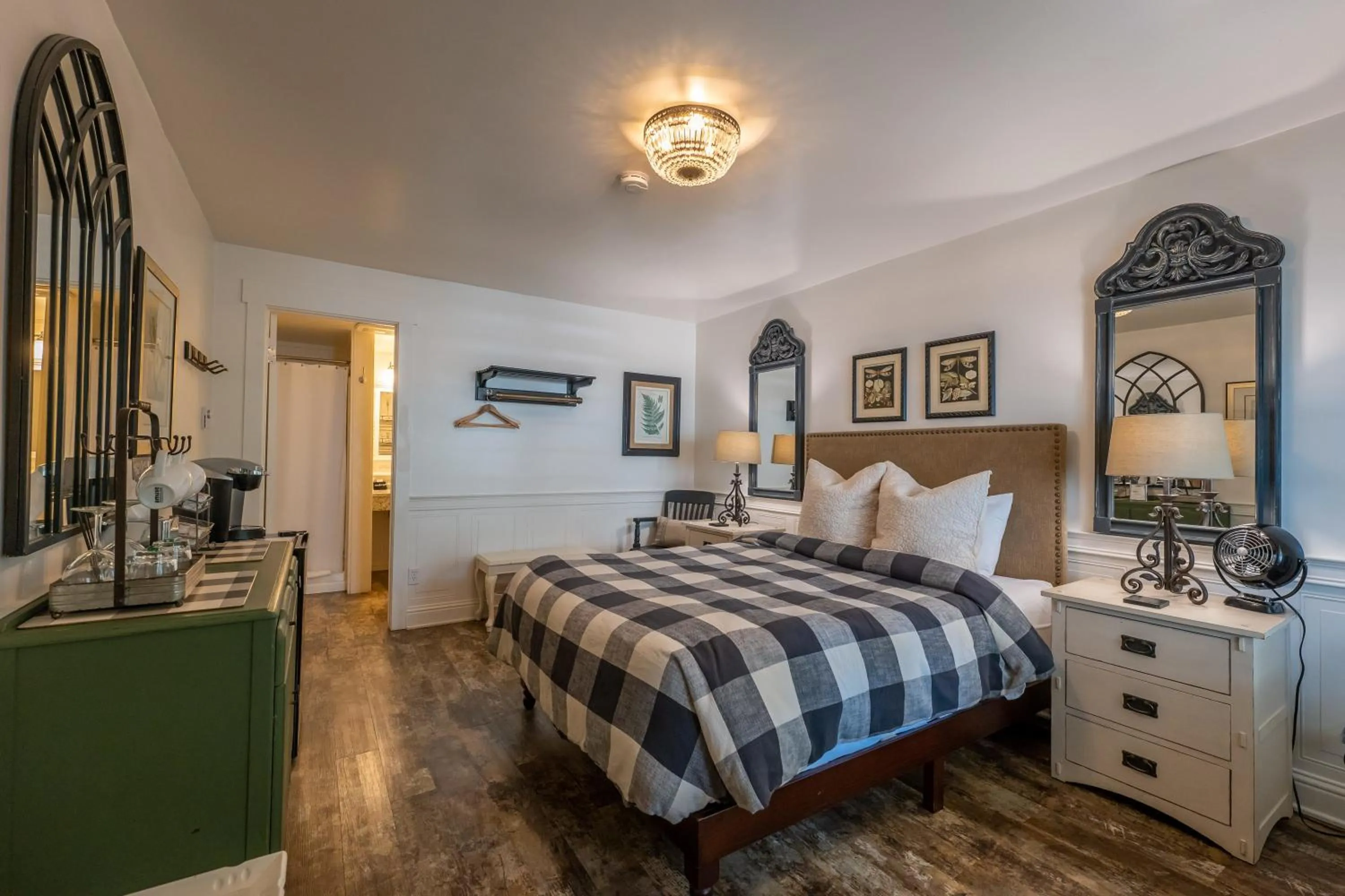 Bed in Bandon Marina Inn