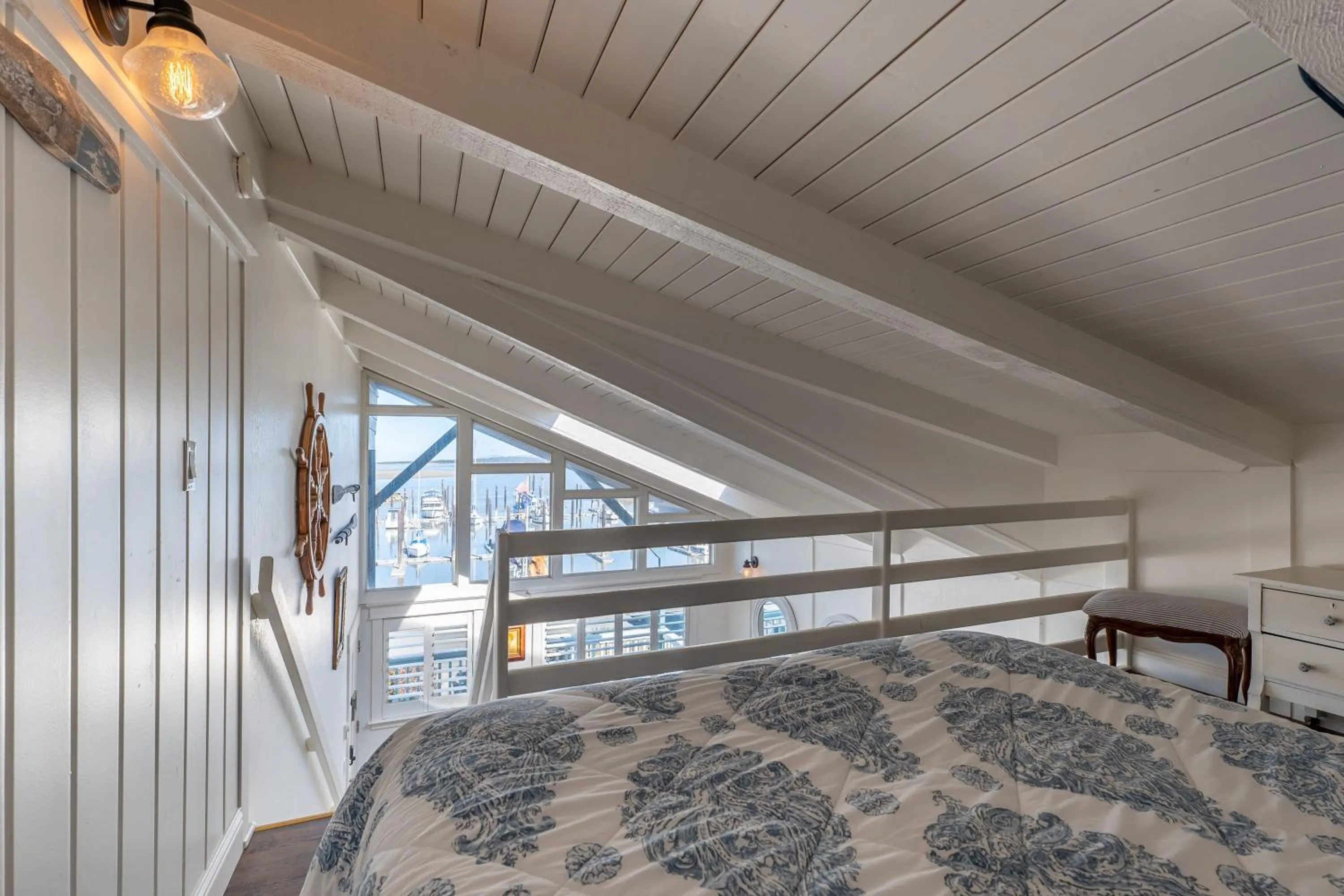 Bed in Bandon Marina Inn