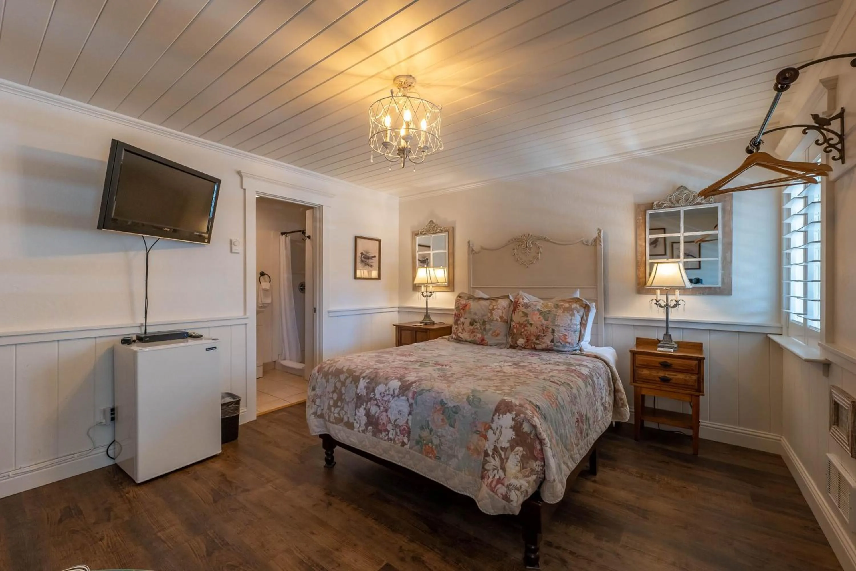 Bed in Bandon Marina Inn