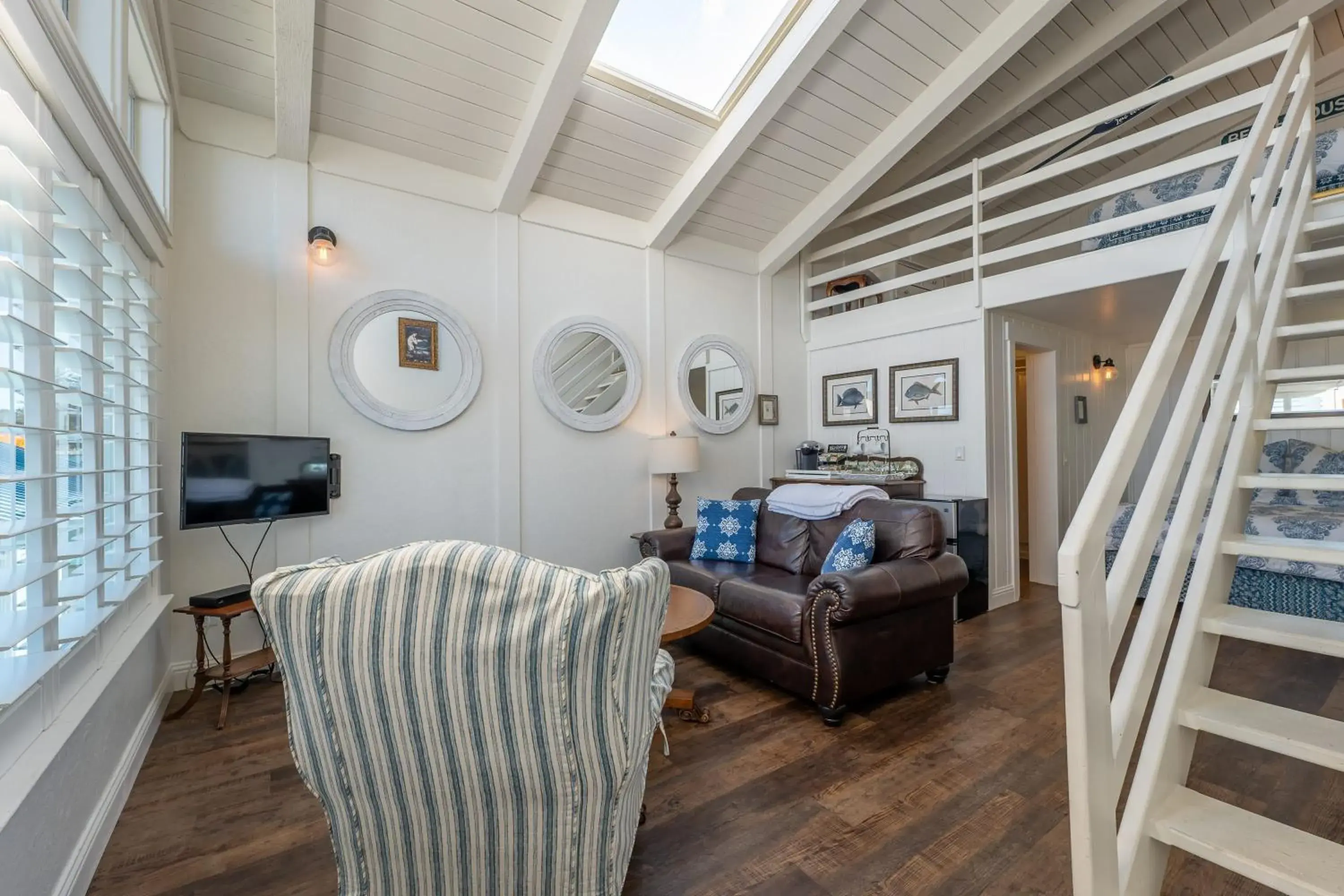 Deluxe Junior Suite in Bandon Marina Inn Deluxe Junior Suite in Bandon Marina Inn