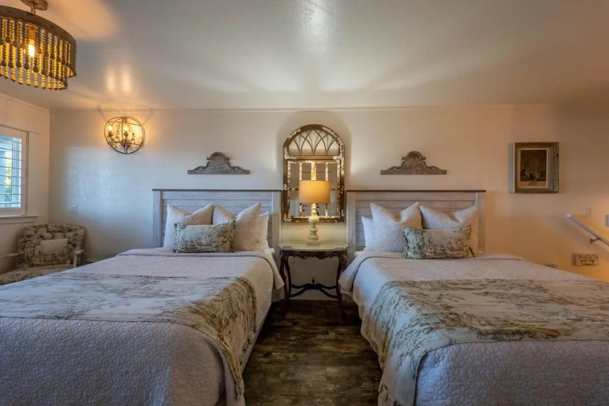 Bed in Bandon Marina Inn