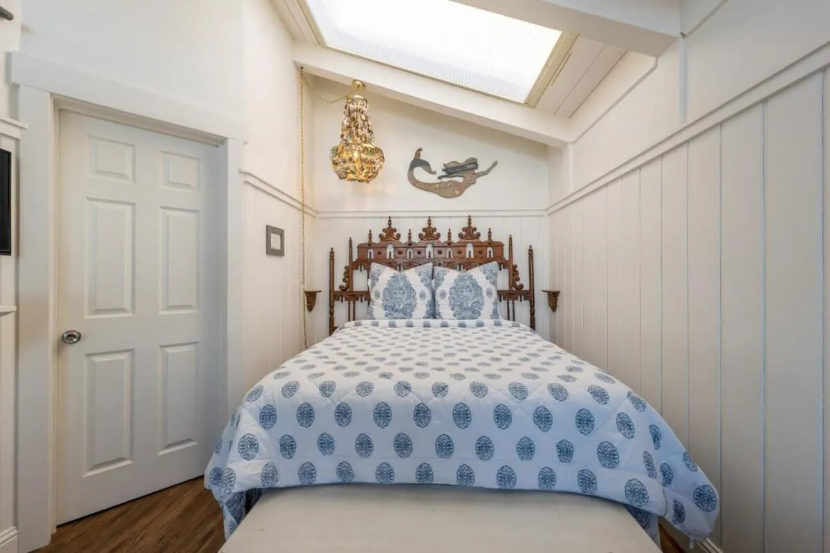 Bed in Bandon Marina Inn