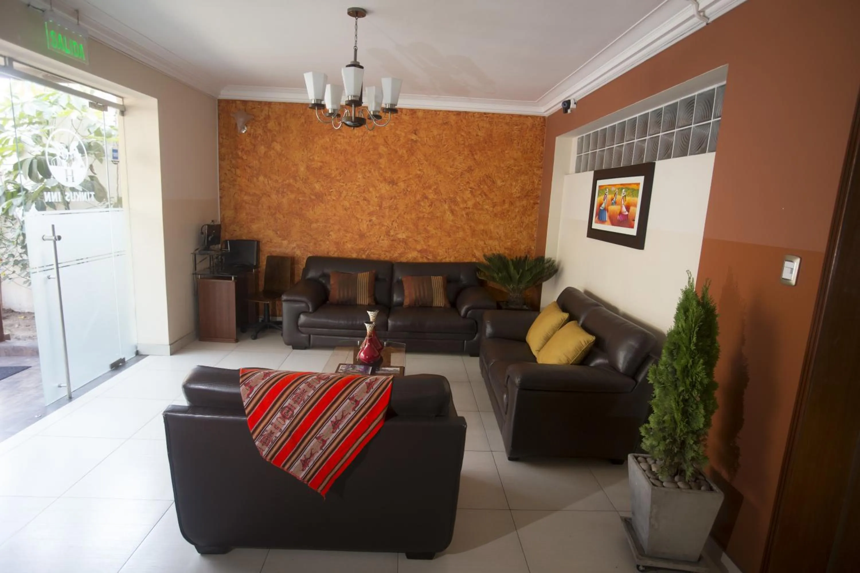 Communal lounge/ TV room in Hotel Tinkus Inn