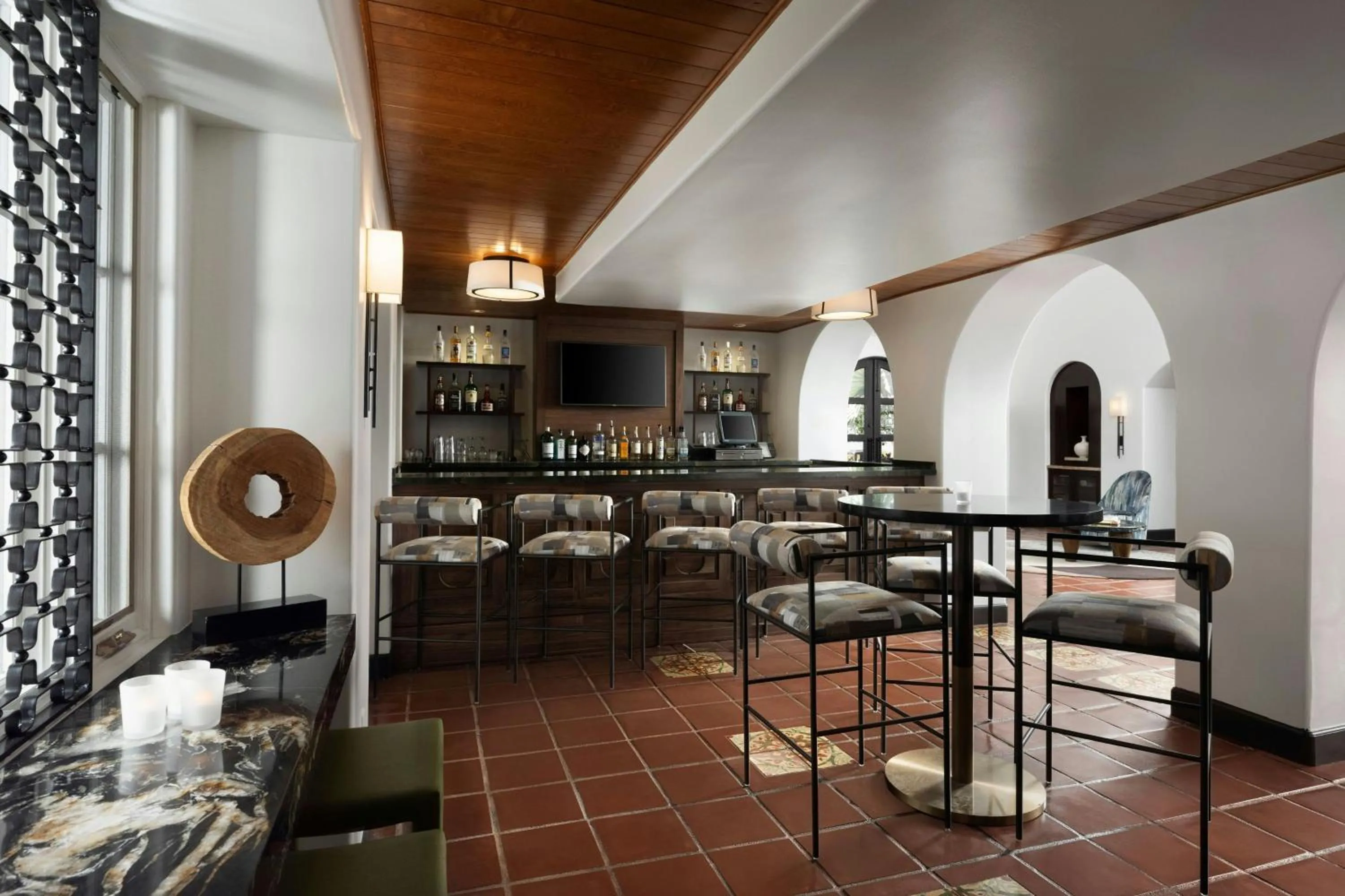 Lounge or bar in Triada Palm Springs, Autograph Collection