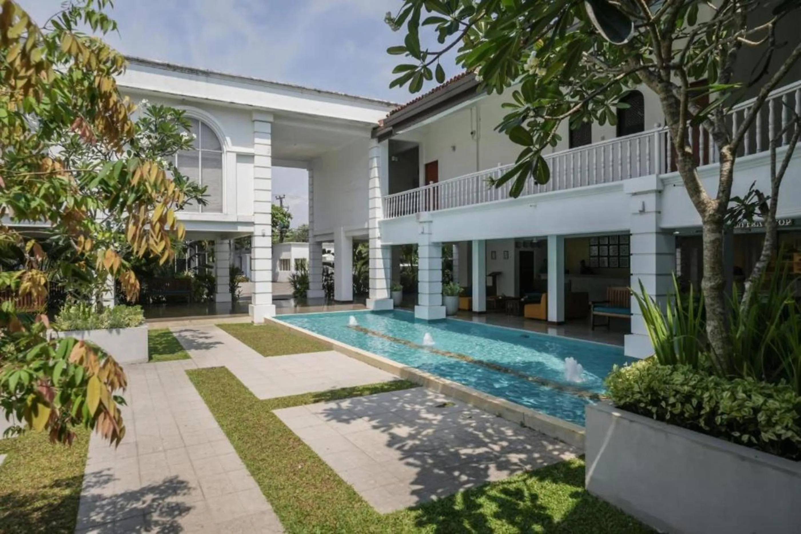 Hibiscus Beach Hotel & Villas