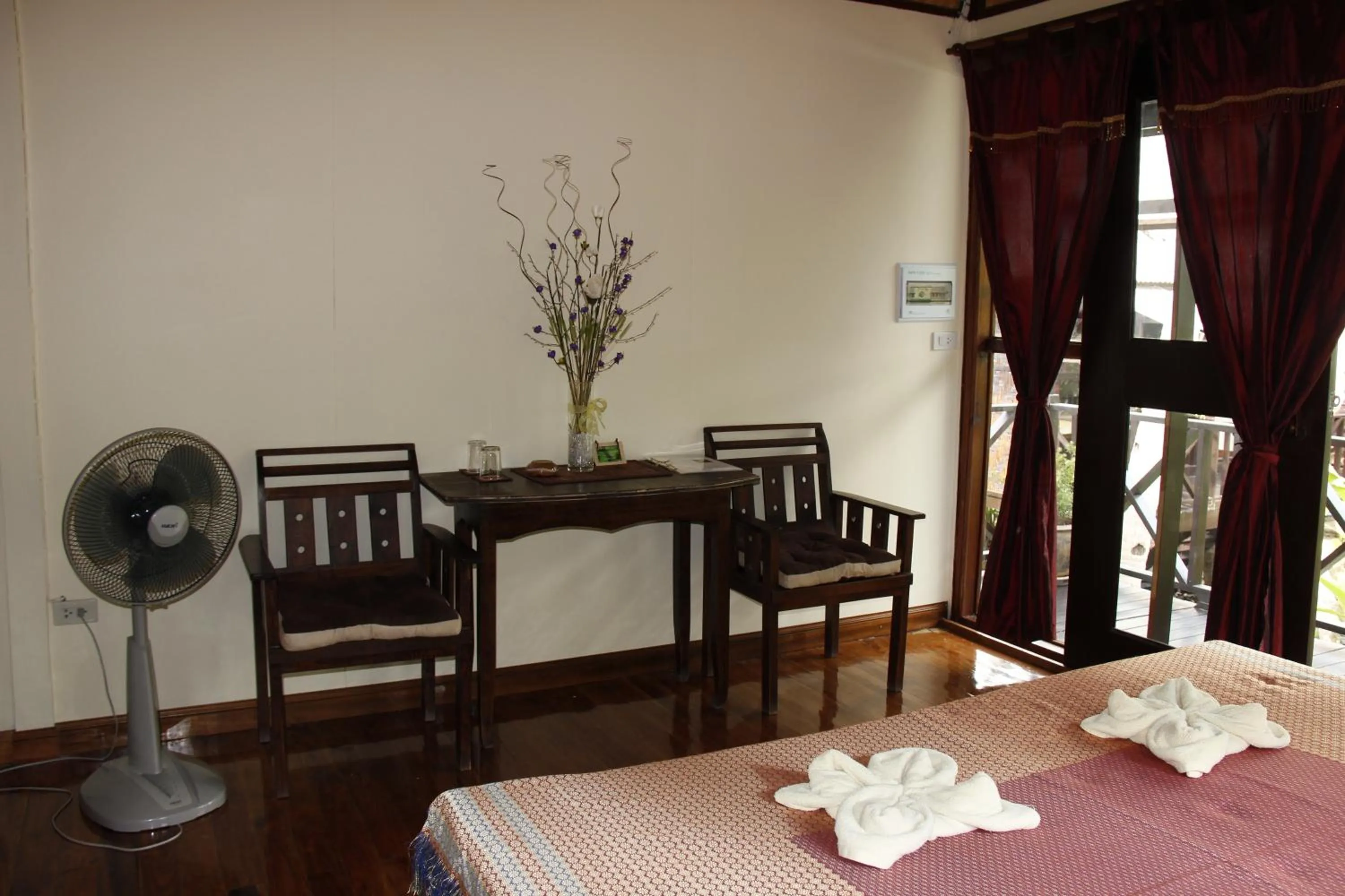 Seating area, Bed in Fruit Tree Lodge