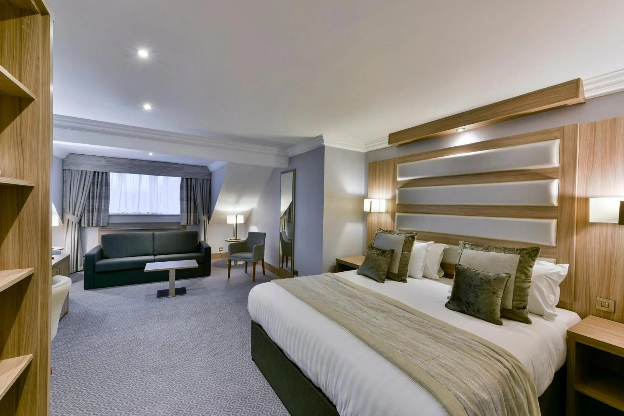 Photo of the whole room, Bed in Holiday Inn - Manchester - Oldham by IHG