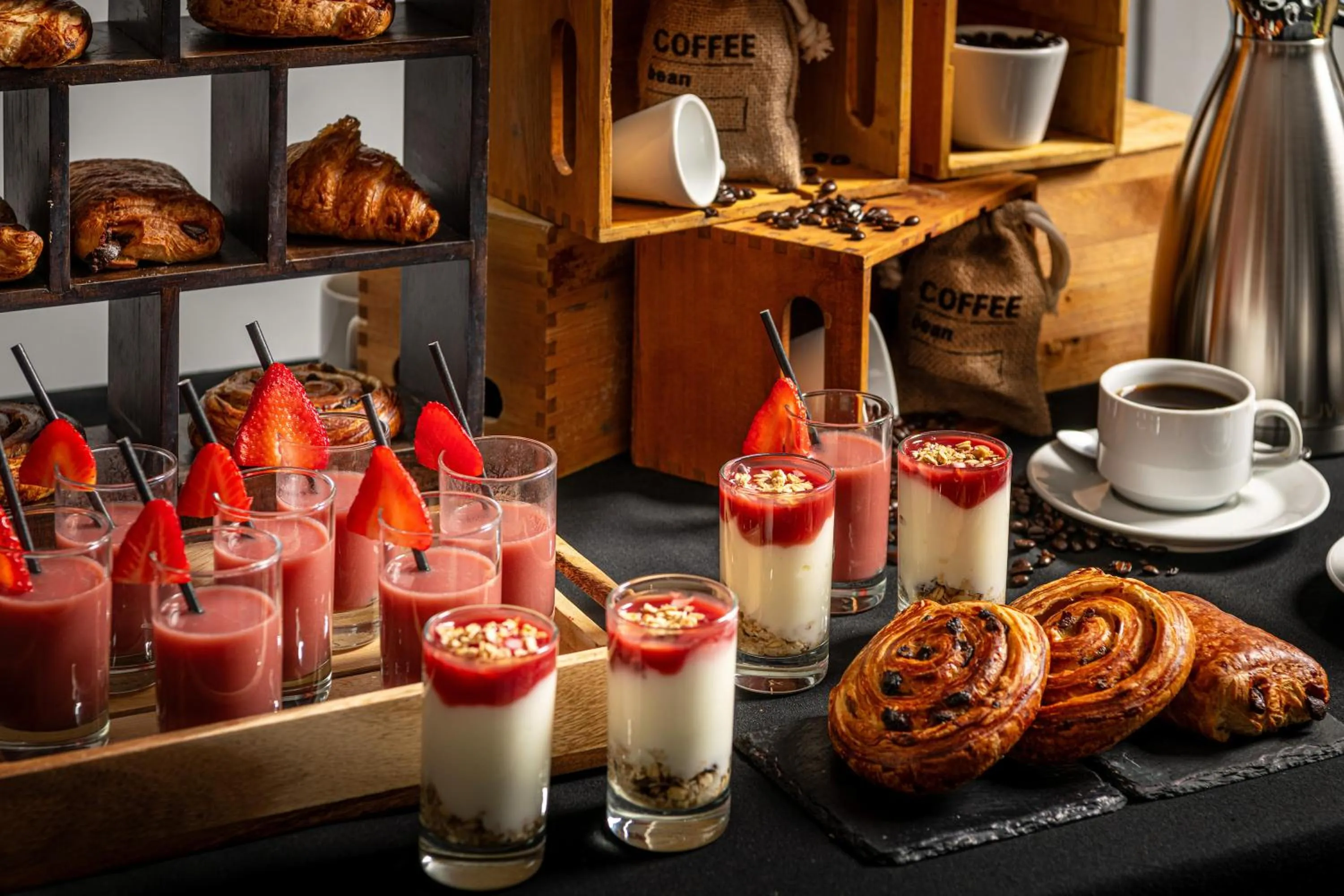 Food and drinks in Holiday Inn - Manchester - Oldham by IHG