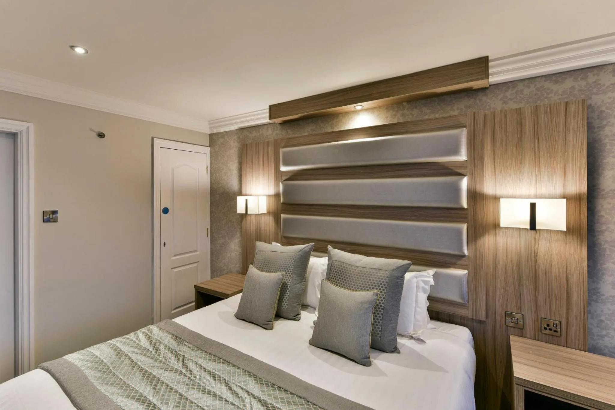 Photo of the whole room, Bed in Holiday Inn - Manchester - Oldham by IHG