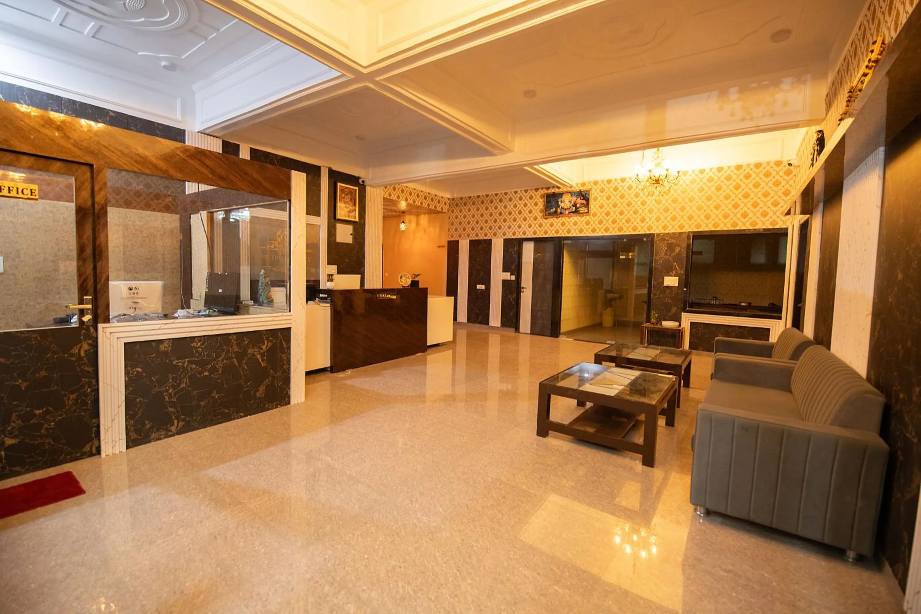 Facade/entrance in HOTEL METRO REGENCY INN