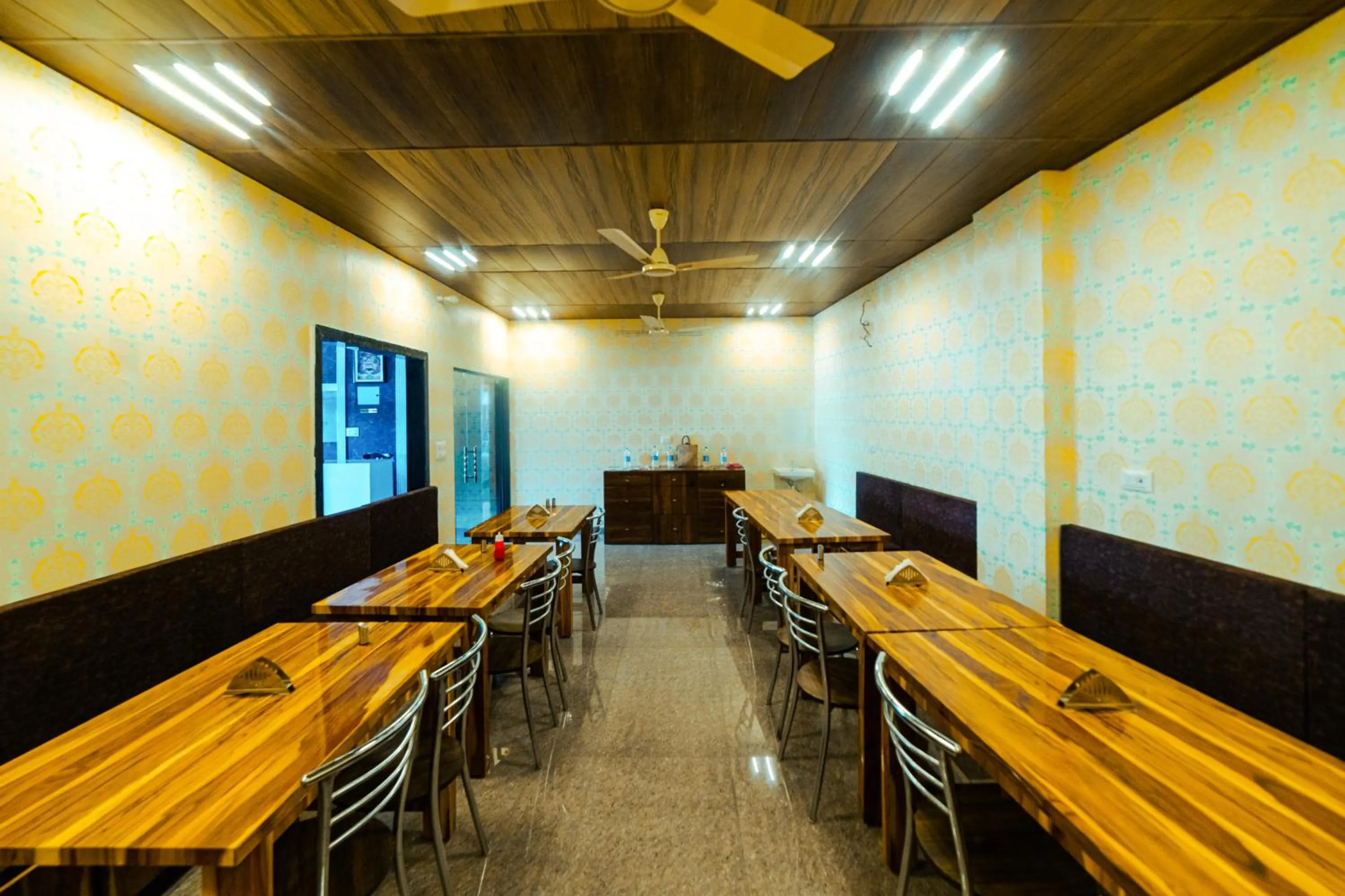 Dining area in HOTEL METRO REGENCY INN