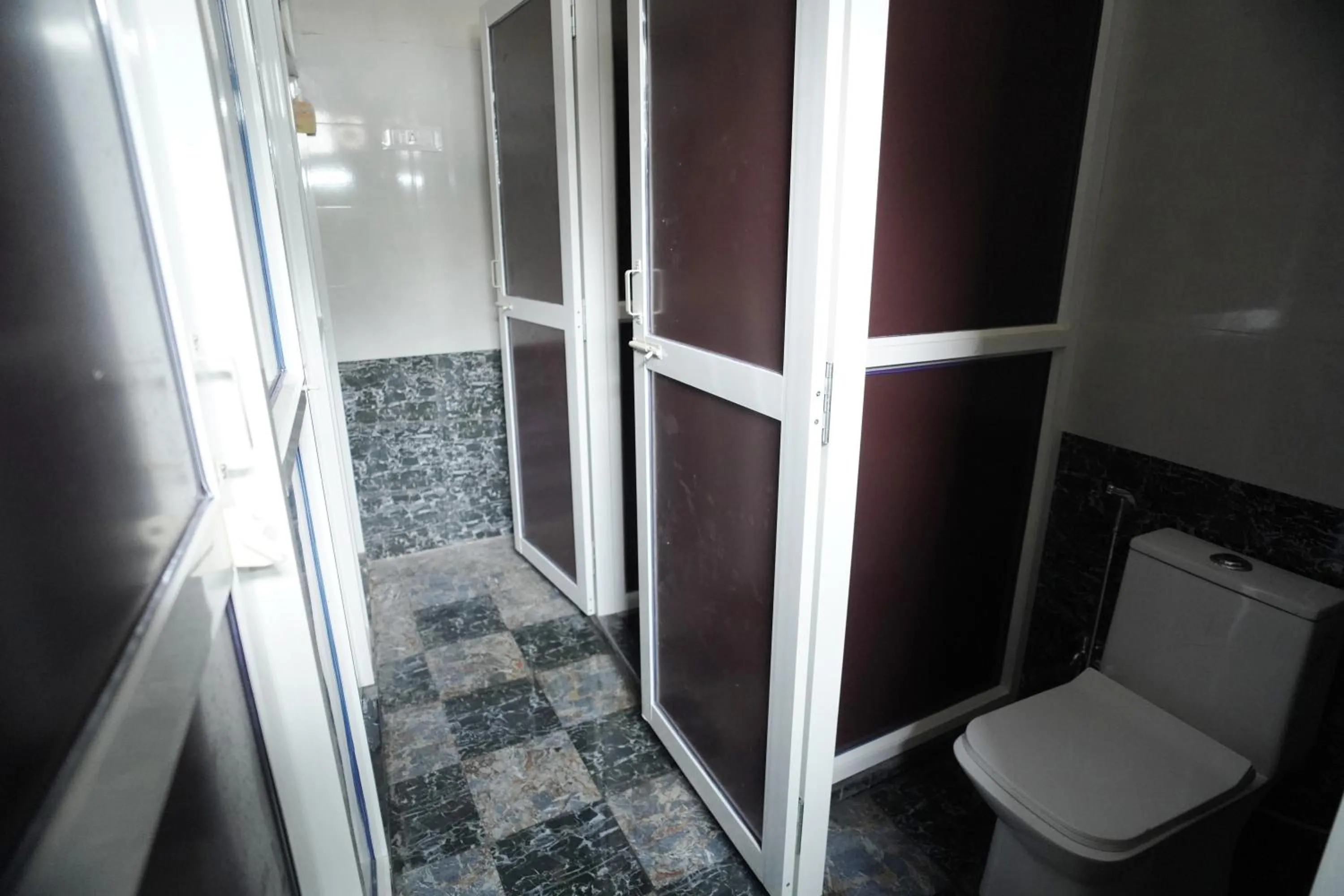 Toilet in HOTEL METRO REGENCY INN