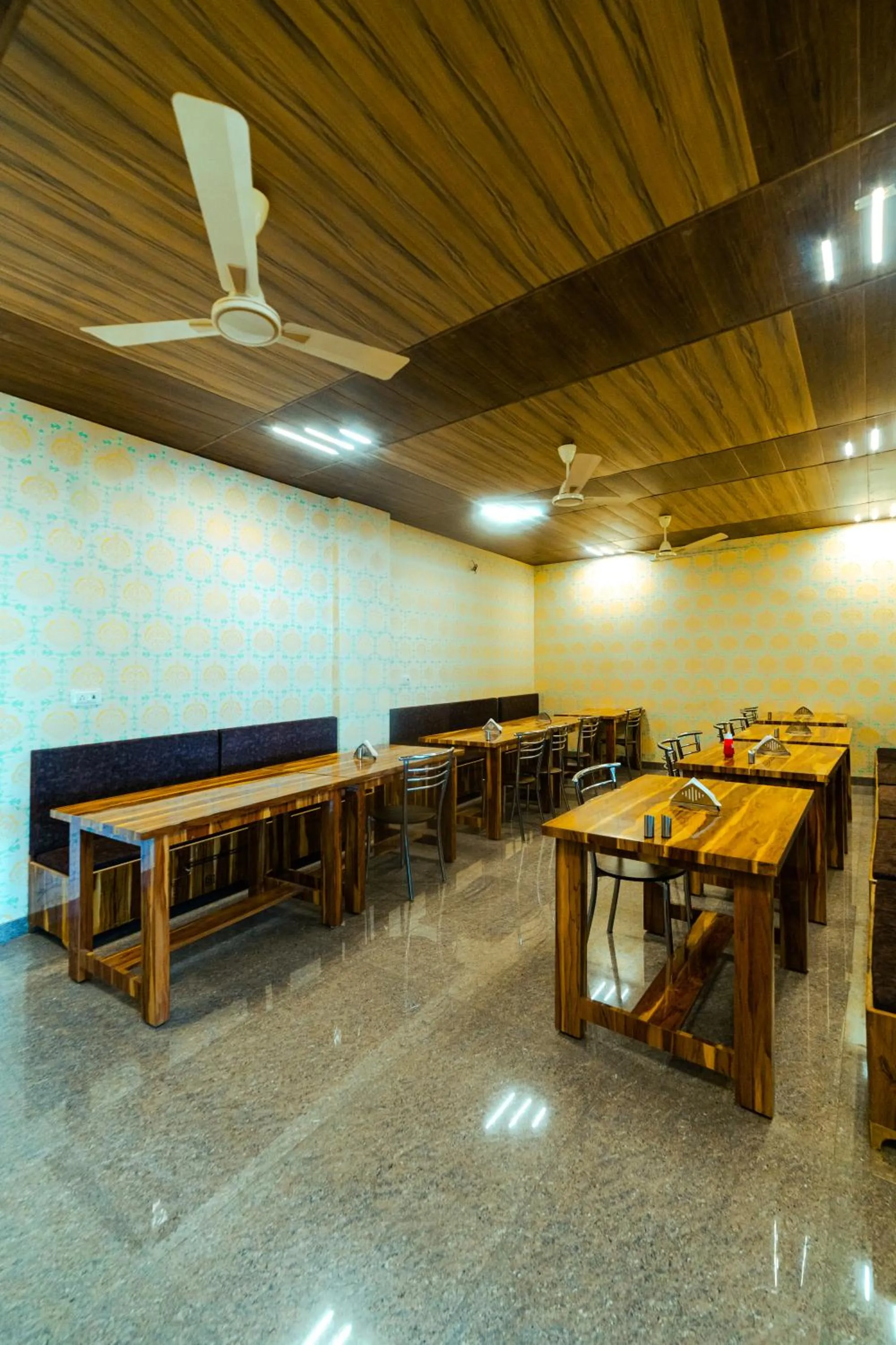 Dining area in HOTEL METRO REGENCY INN
