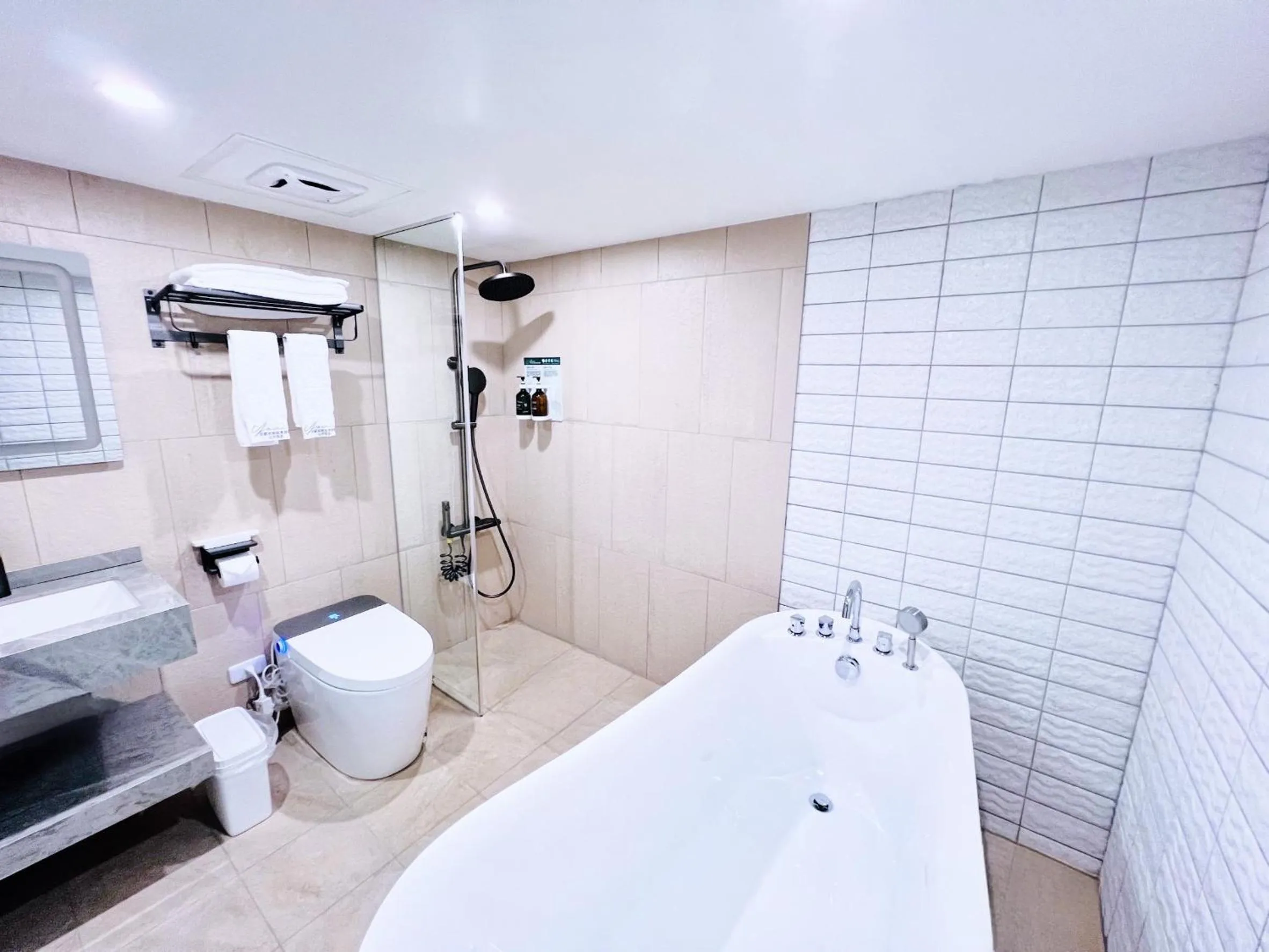 Shower in Yoai Mountain Roam Hotel