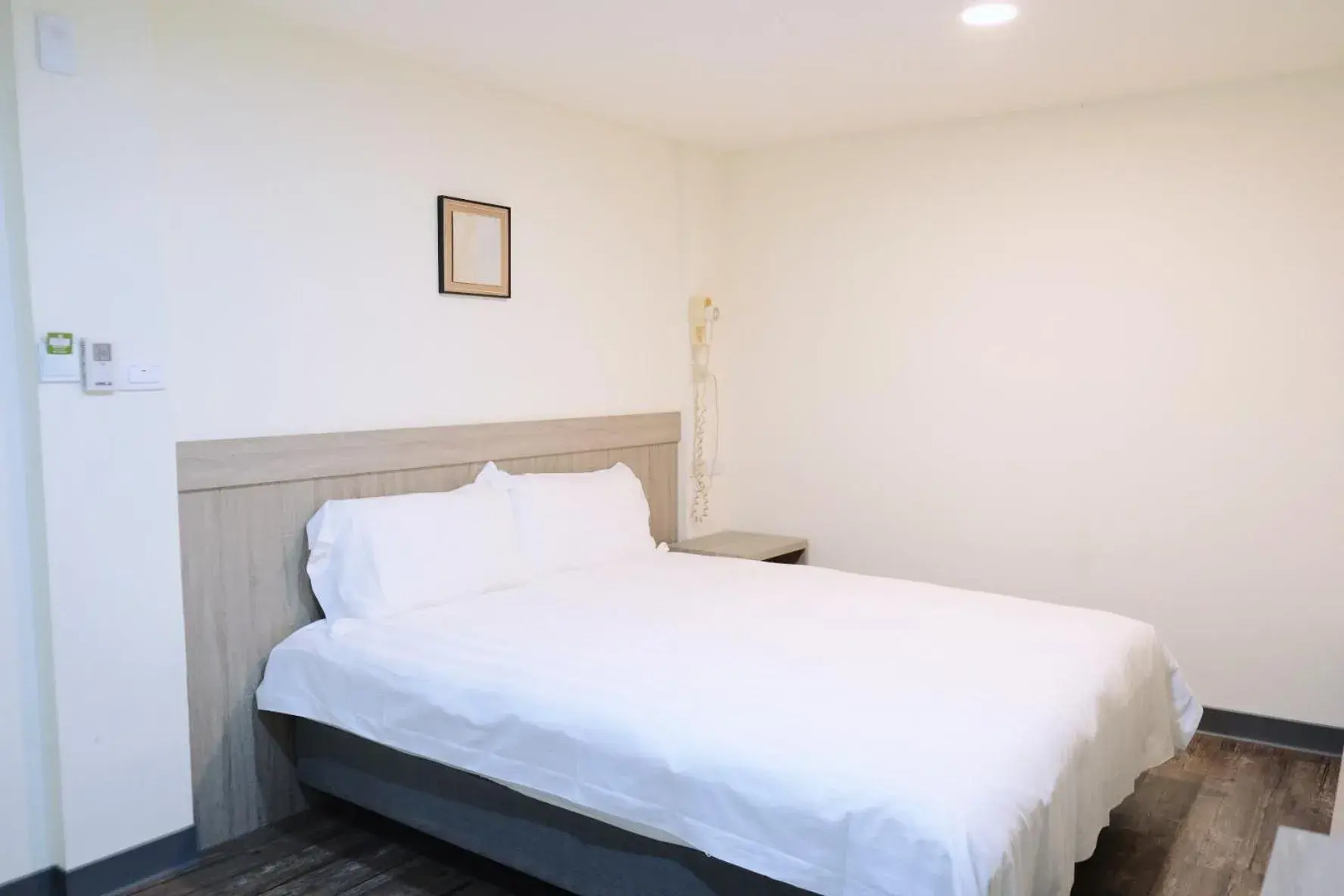Small Double Room without Window in Yoai Mountain Roam Hotel Small Double Room without Window in Yoai Mountain Roam Hotel