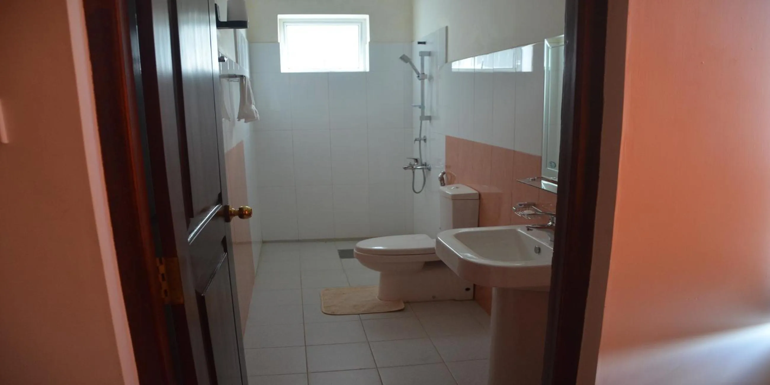 Bathroom in Auslink Hotel