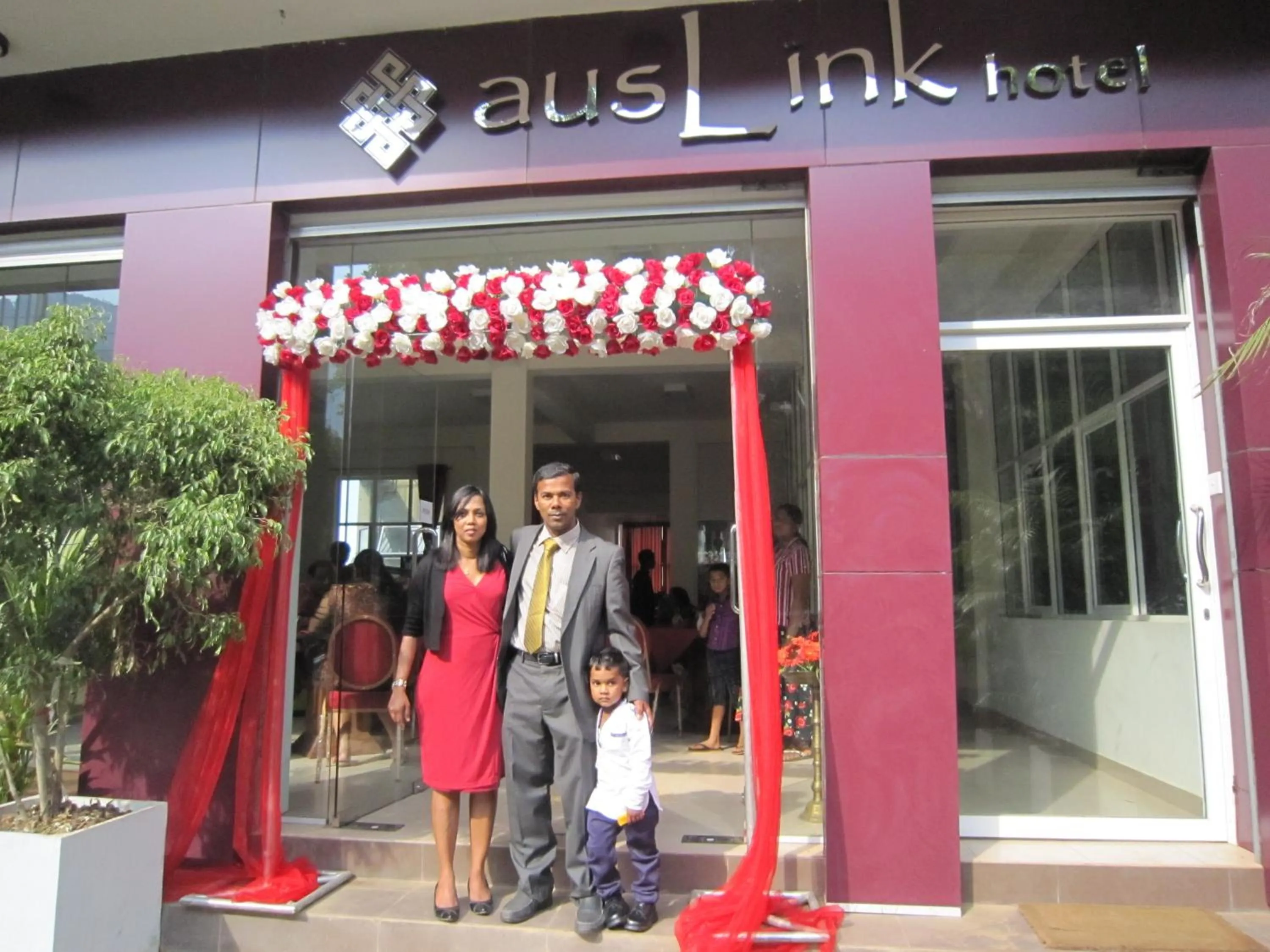Facade/entrance in Auslink Hotel