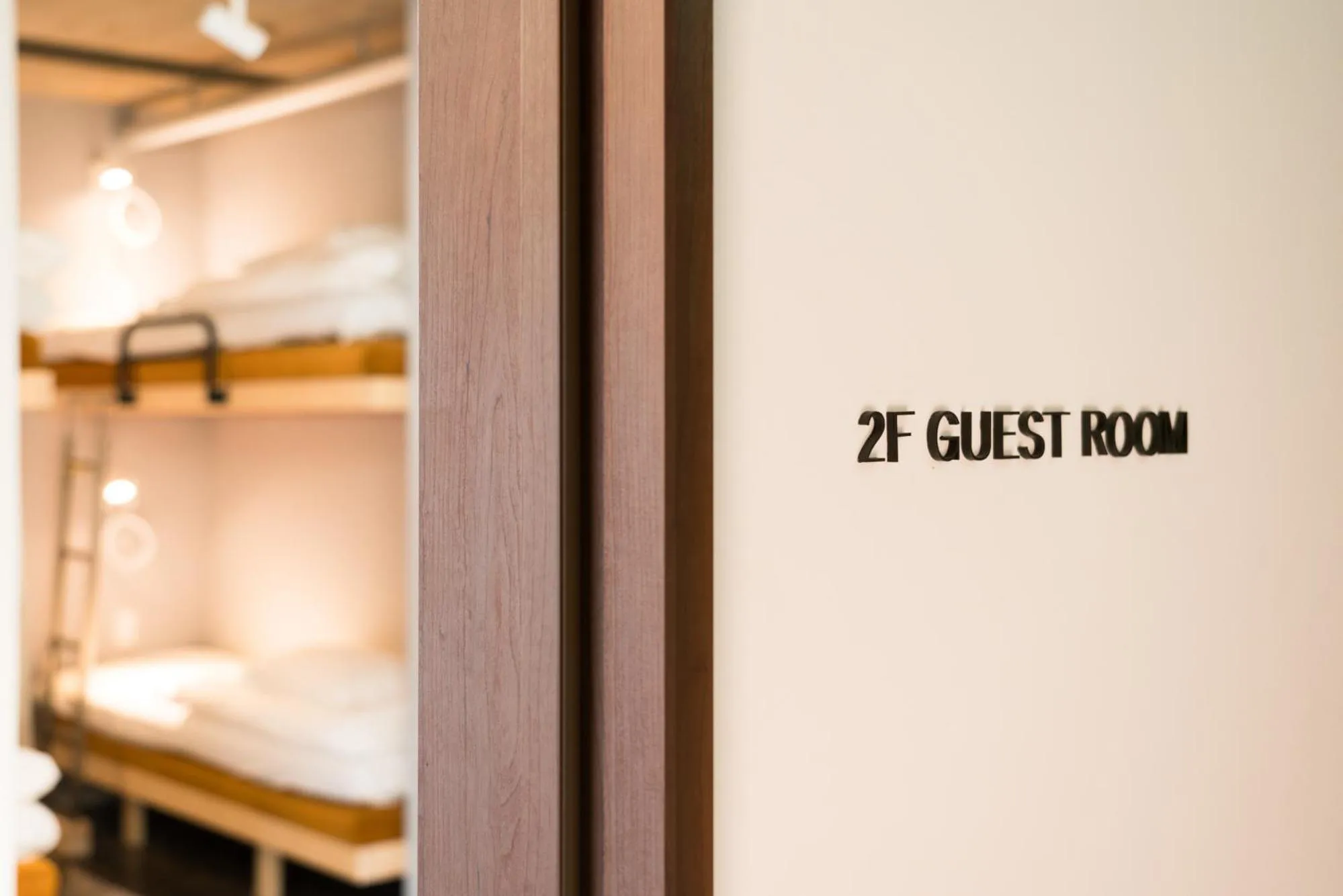 Text overlay, Bed in MANGA ART HOTEL, BAKUROCHO