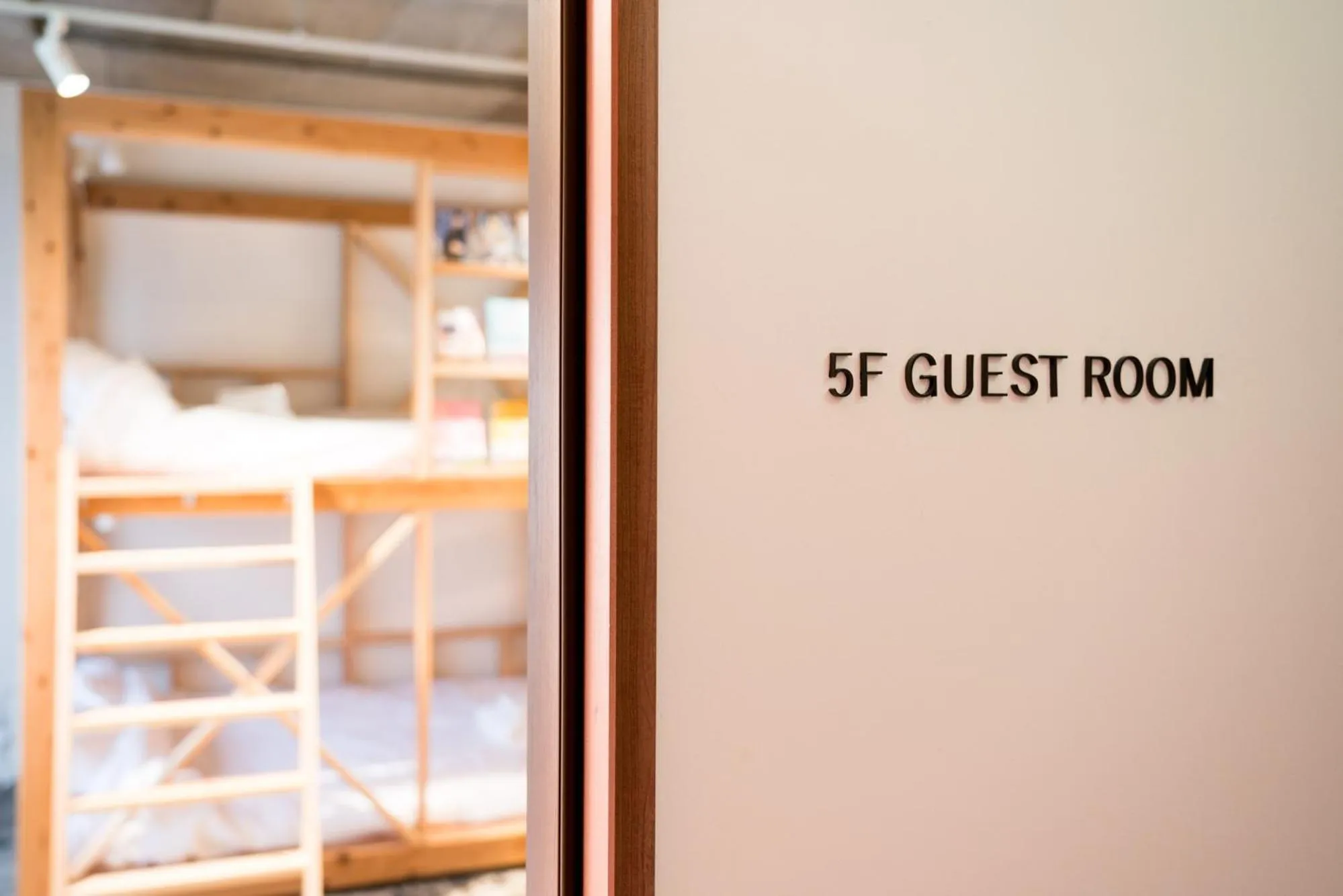 Text overlay, Bed in MANGA ART HOTEL, BAKUROCHO