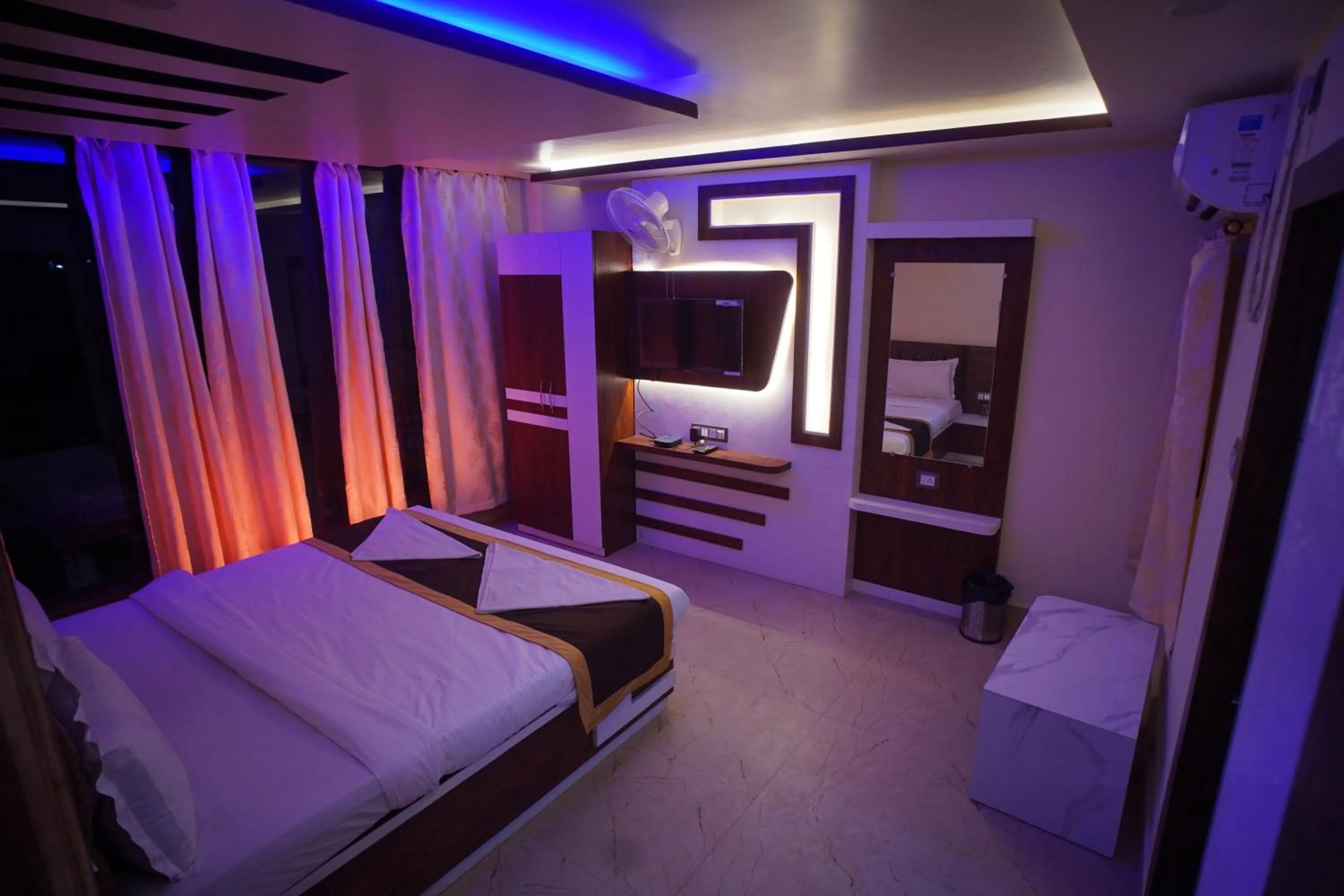 Bed in Hotel Asha Inn