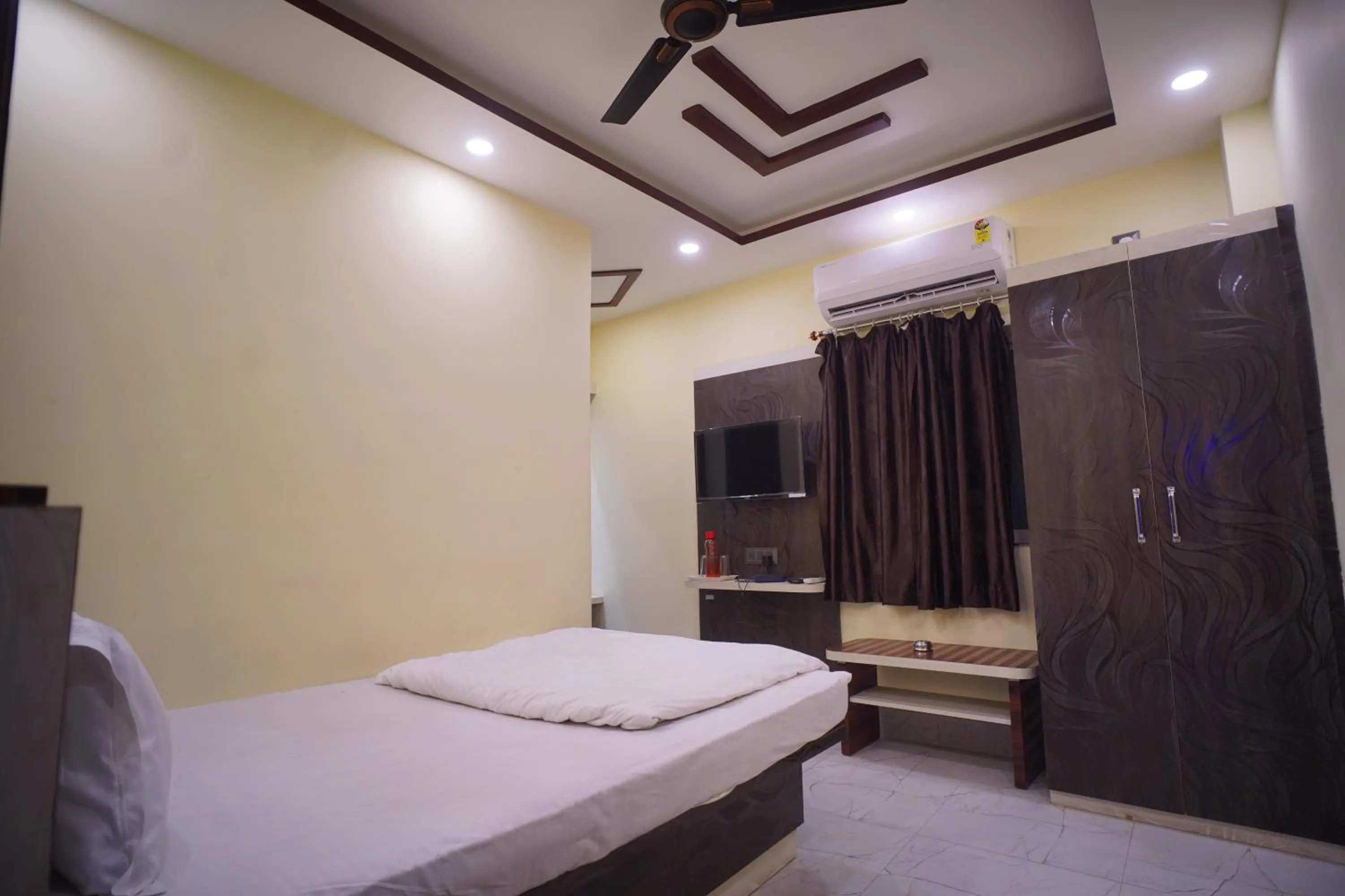 Bed in Hotel Asha Inn