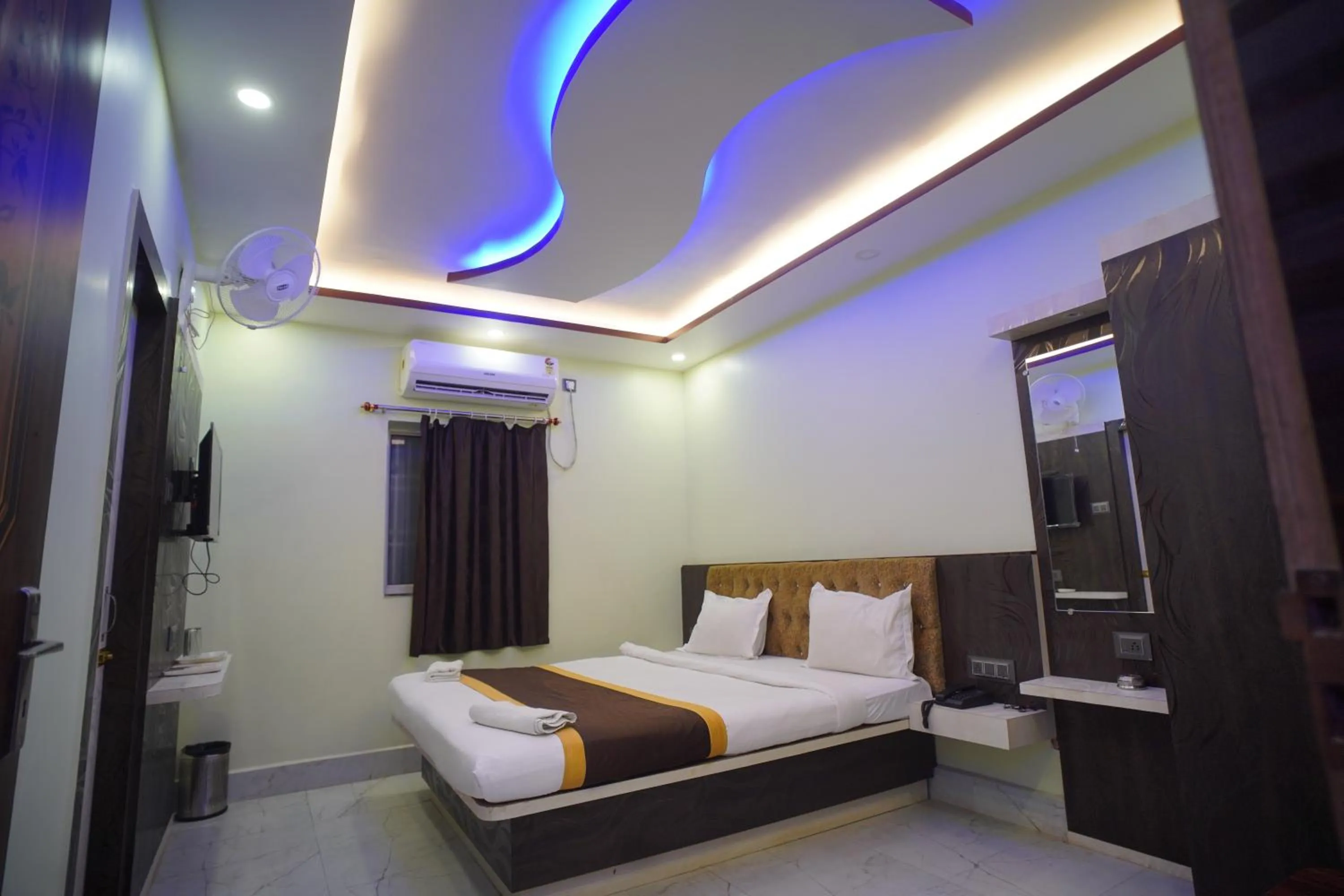 Bed in Hotel Asha Inn