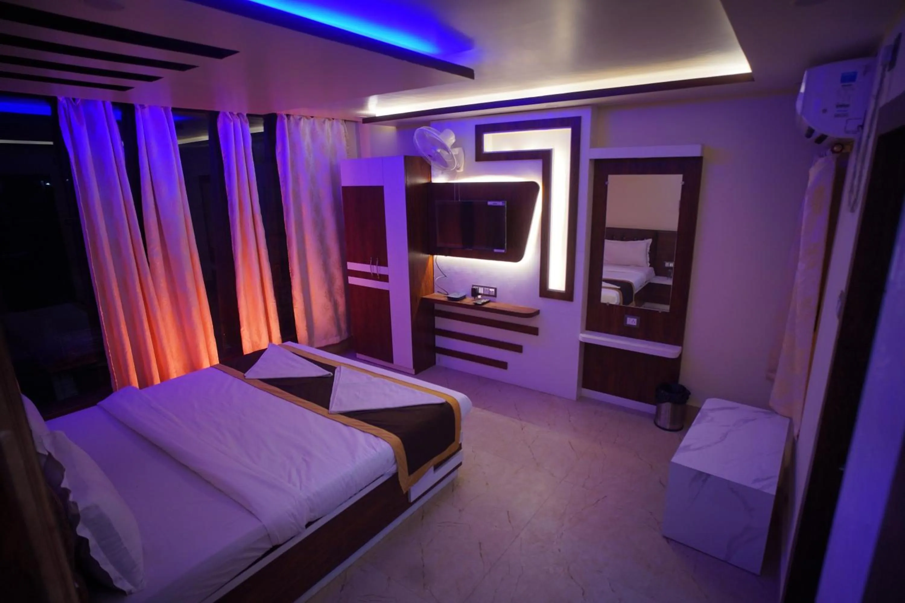 Bed in Hotel Asha Inn