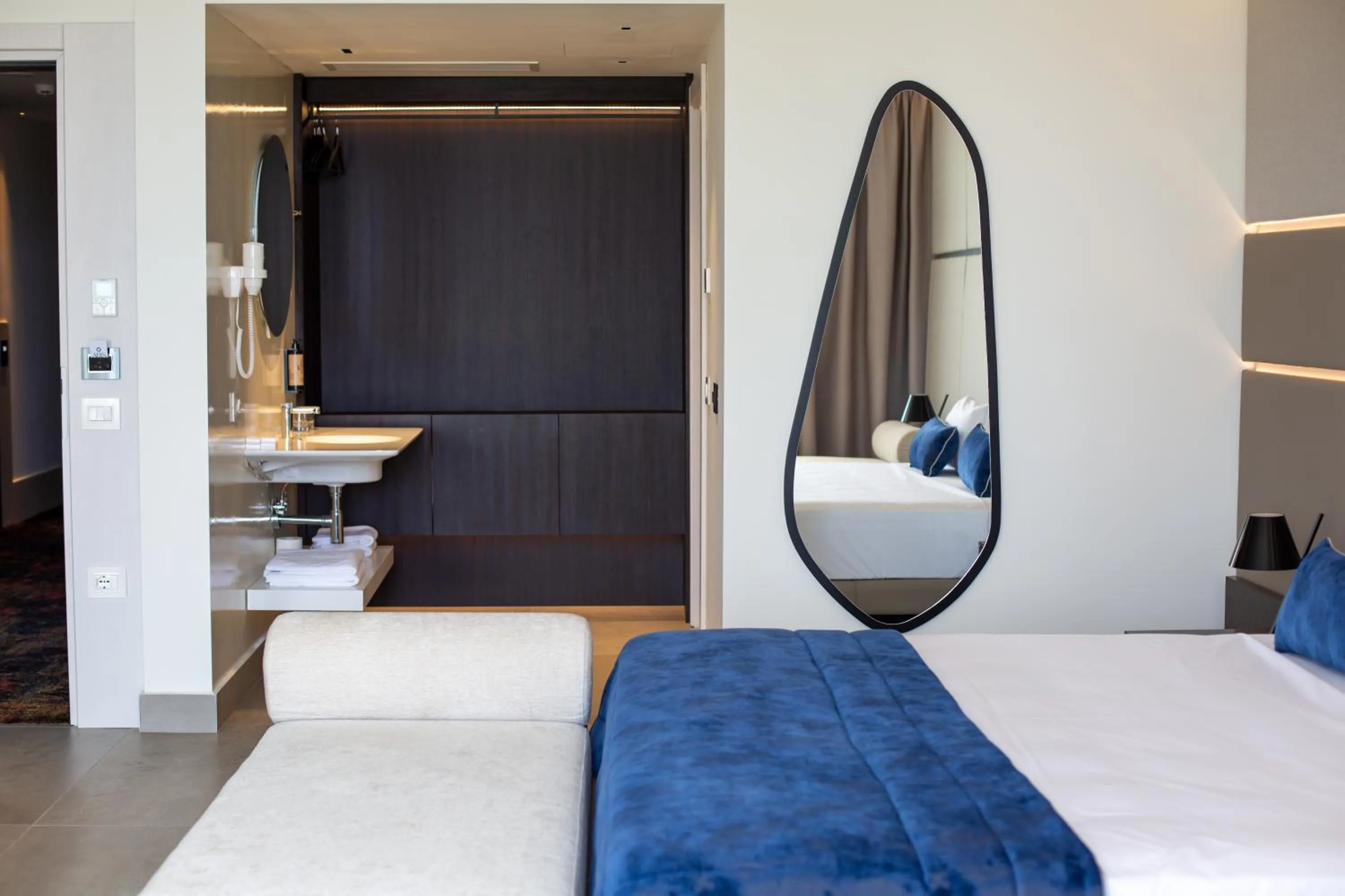 Toilet, Bed in Abi's Hotel & SPA Vlore