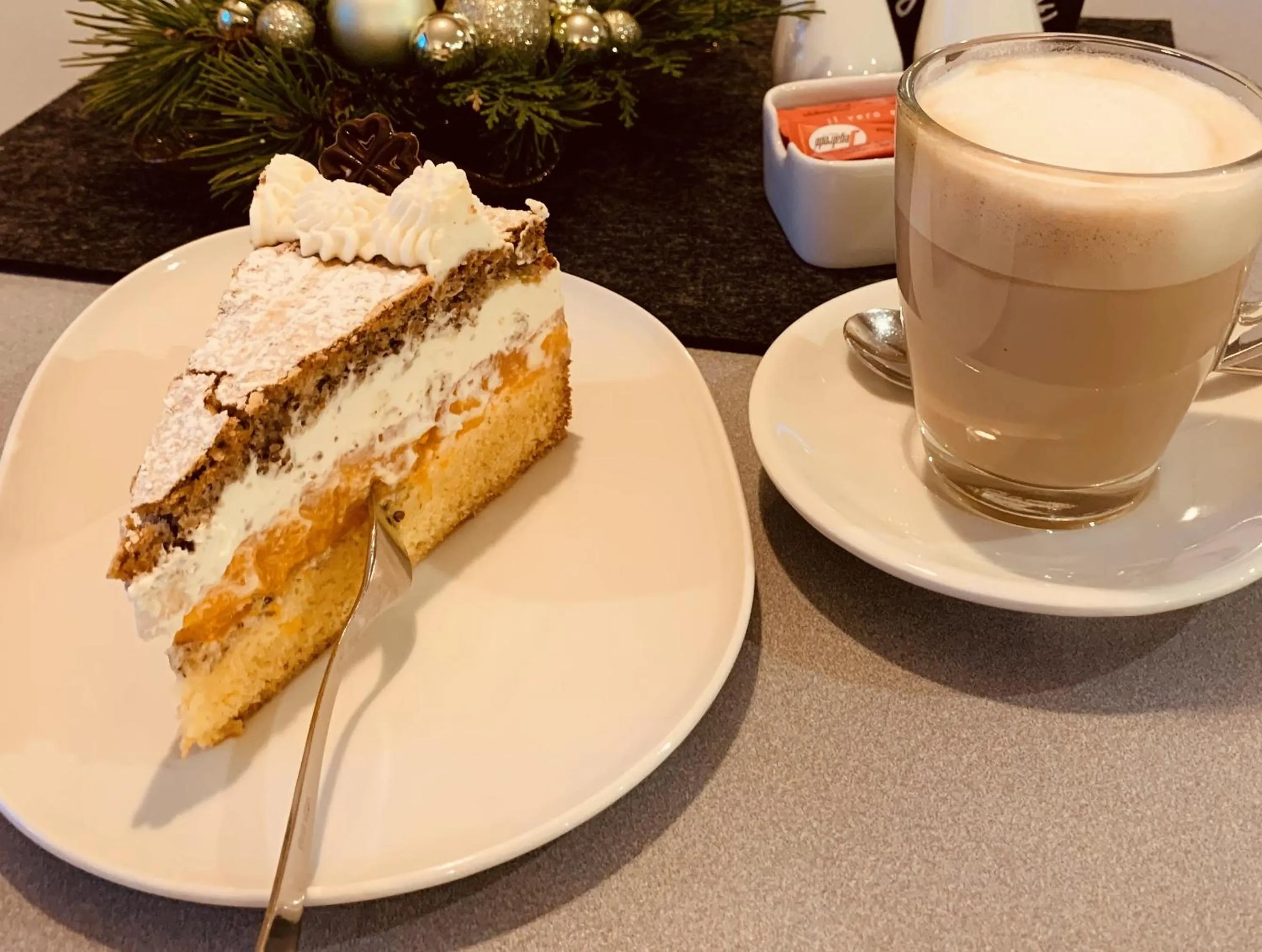 Food and drinks in Hotel InselGlück - Restaurant & Cafè