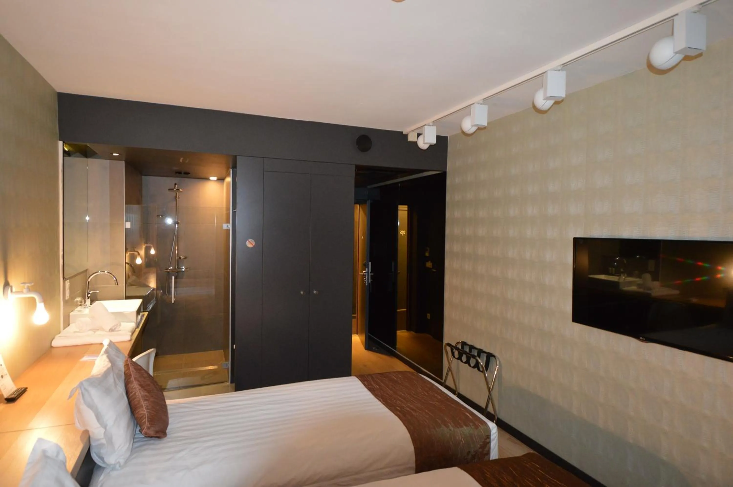 Photo of the whole room, Bed in Amosa Liège City Centre Hotel