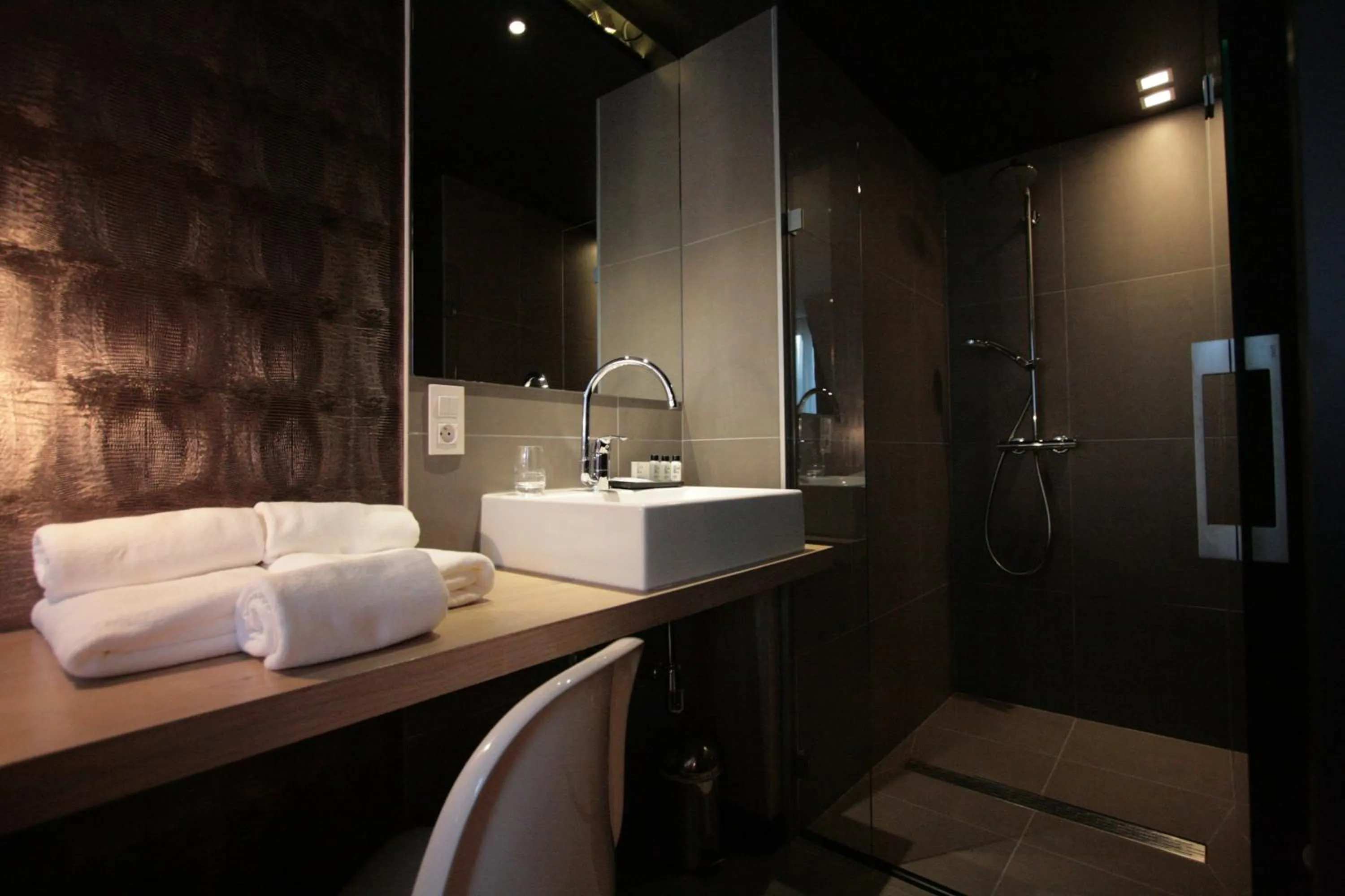 Shower in Amosa Liège City Centre Hotel