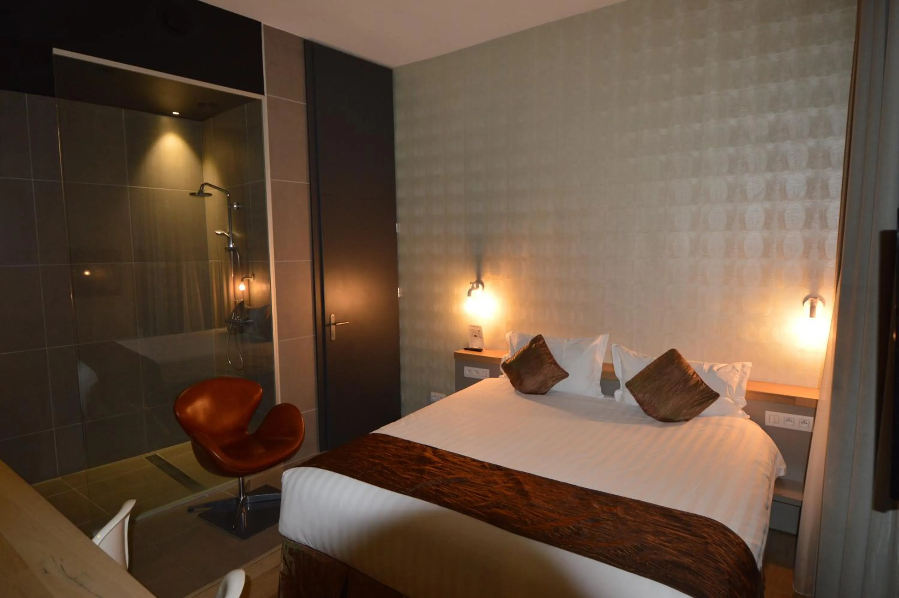 Photo of the whole room, Bed in Amosa Liège City Centre Hotel