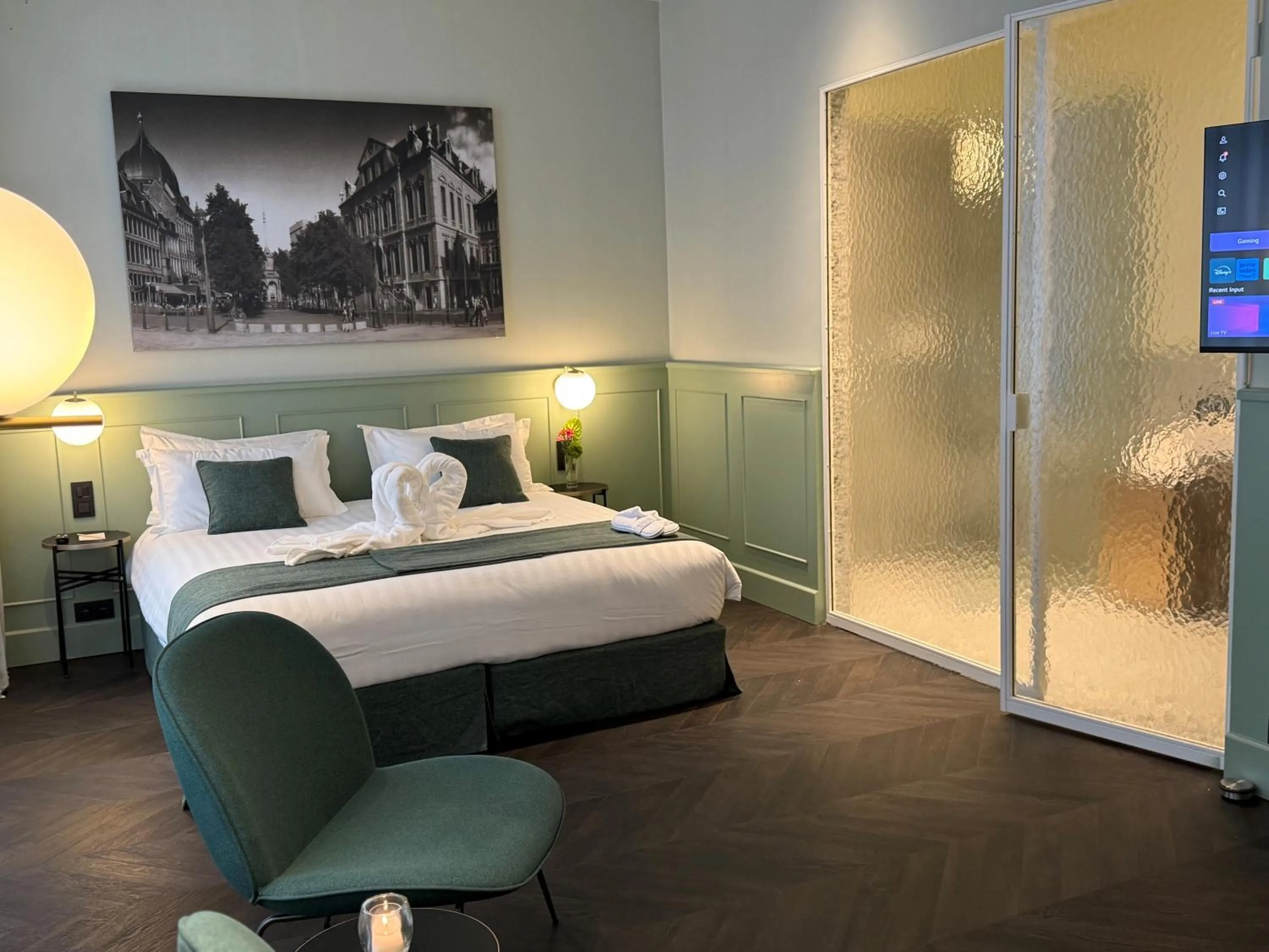 Photo of the whole room, Bed in Amosa Liège City Centre Hotel