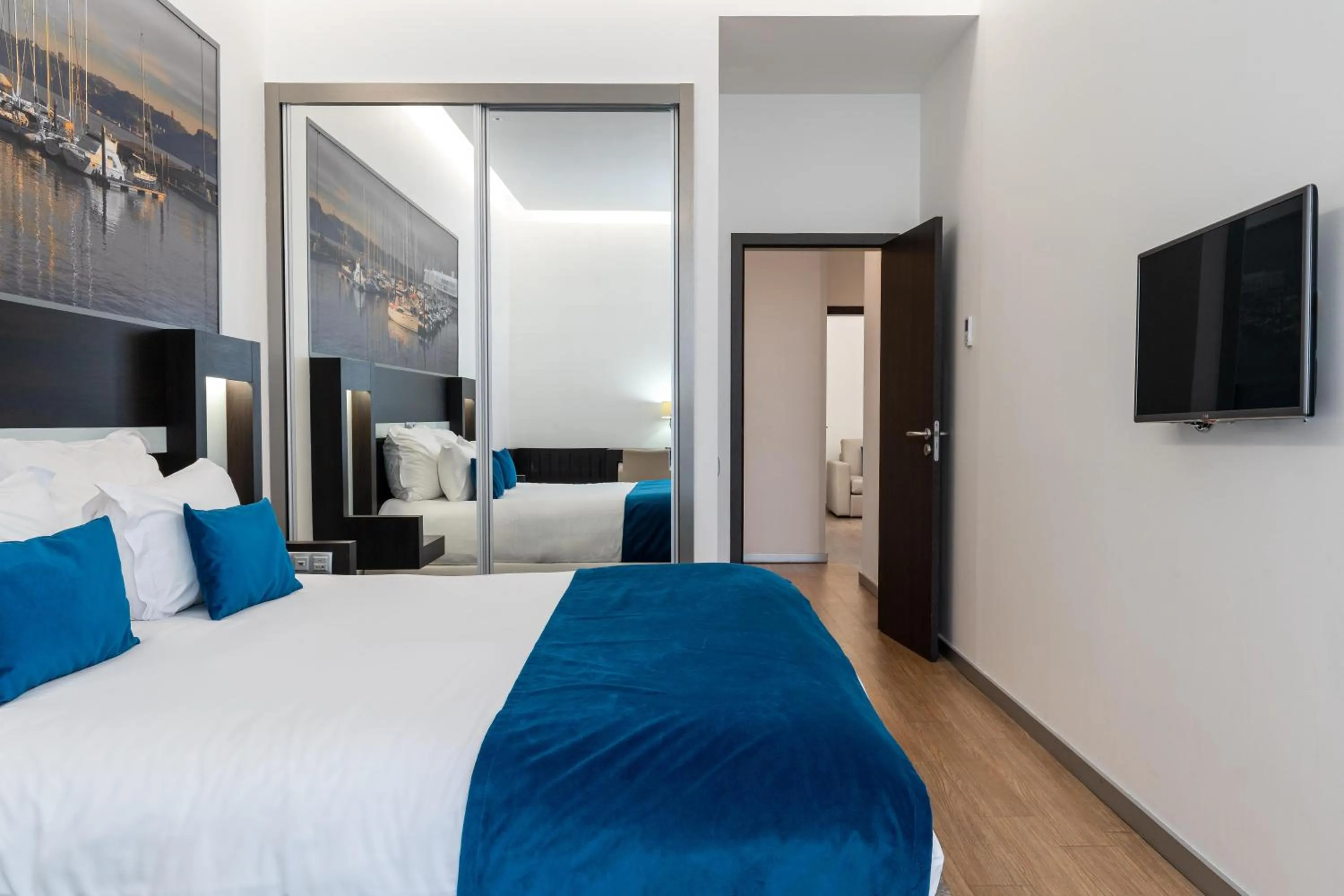 Photo of the whole room, Bed in Jupiter Lisboa Hotel - Rooftop & Spa