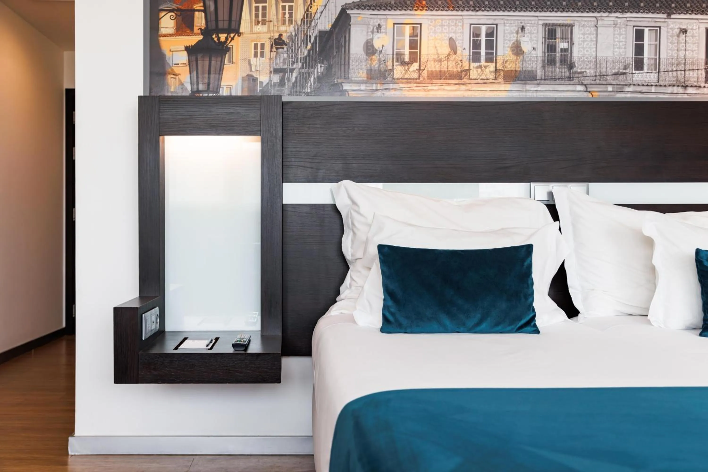 Photo of the whole room, Bed in Jupiter Lisboa Hotel - Rooftop & Spa