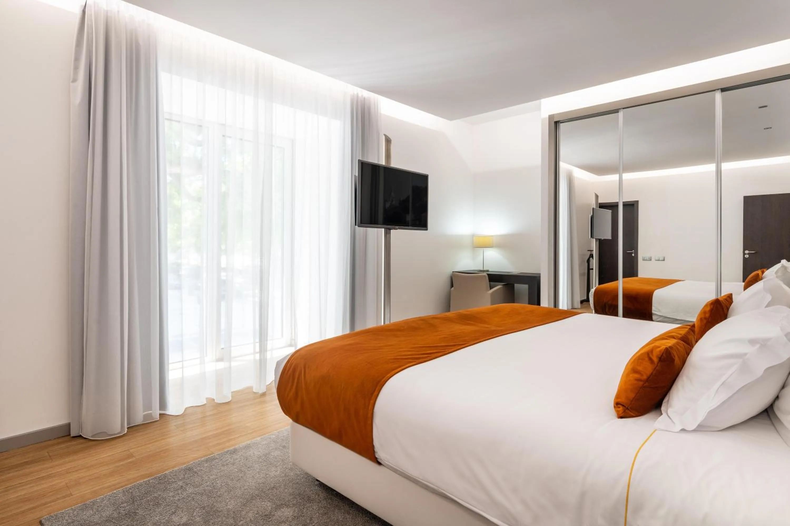 Photo of the whole room, Bed in Jupiter Lisboa Hotel - Rooftop & Spa