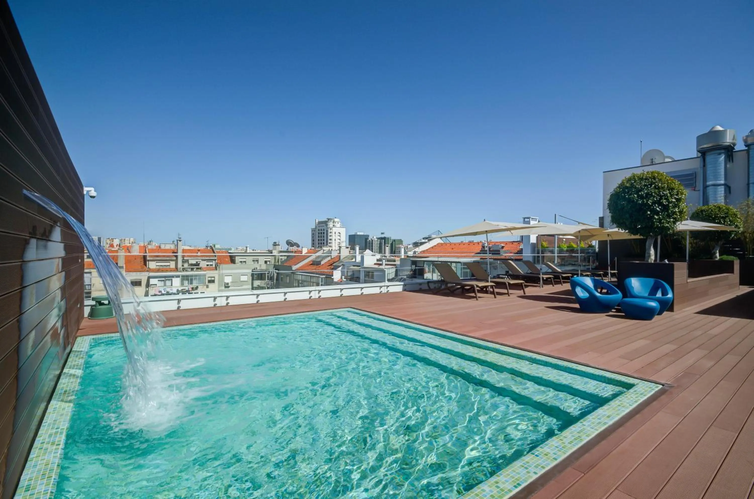 Swimming pool in Jupiter Lisboa Hotel - Rooftop & Spa