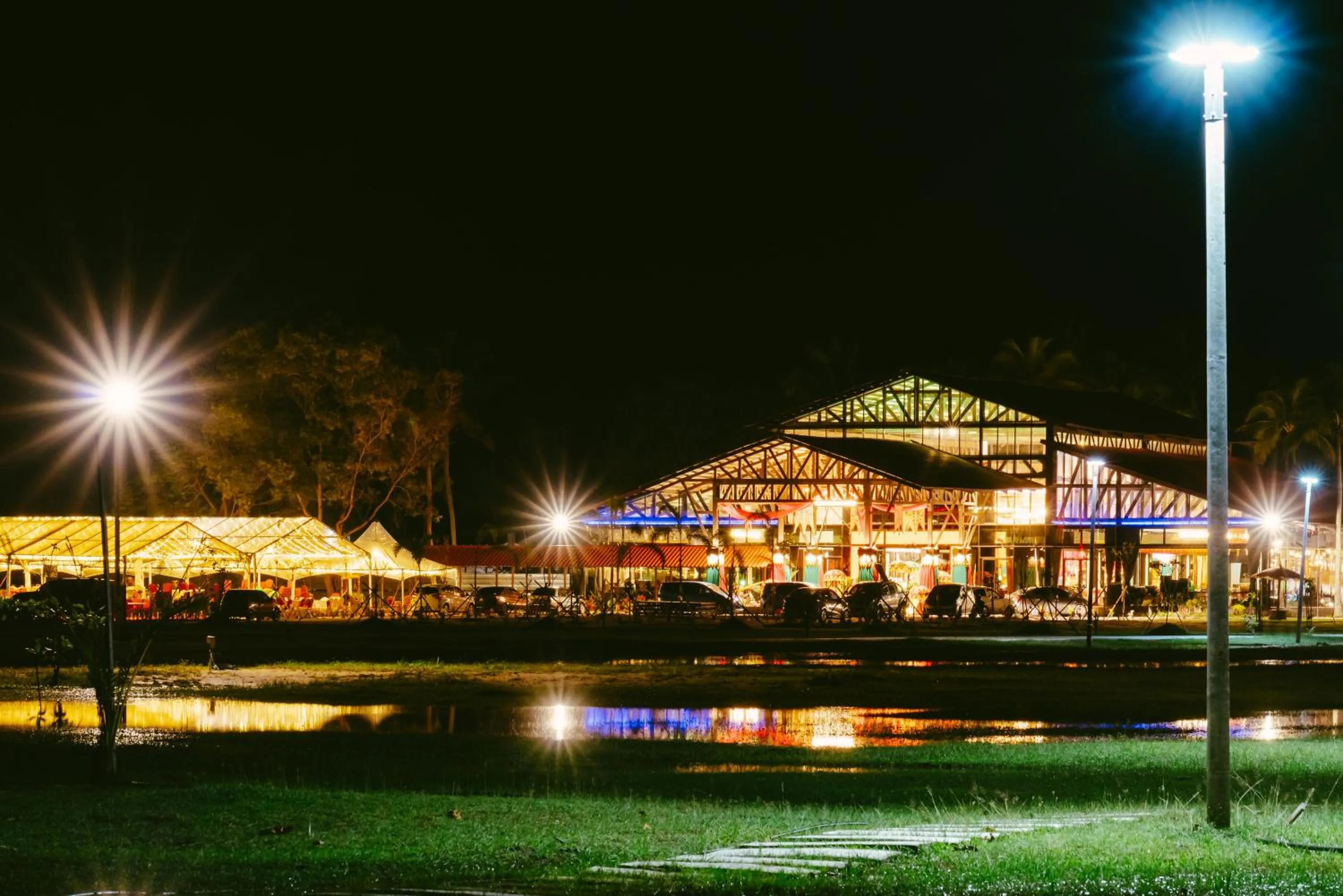 Lounge or bar in Borneo Beach & Mangrove Resort