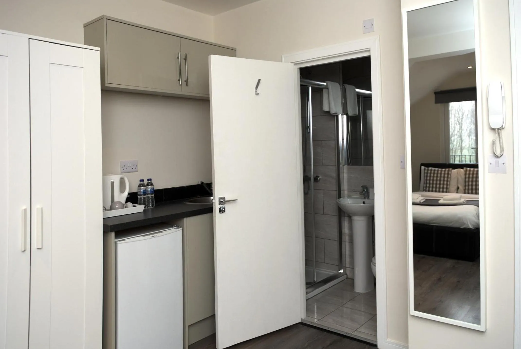 Photo of the whole room, Bed in Guest House London