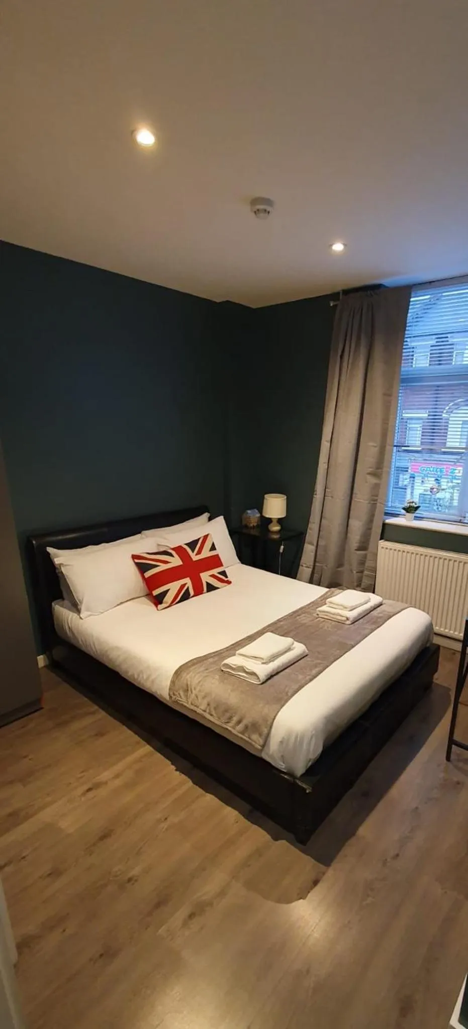 Photo of the whole room, Bed in Guest House London
