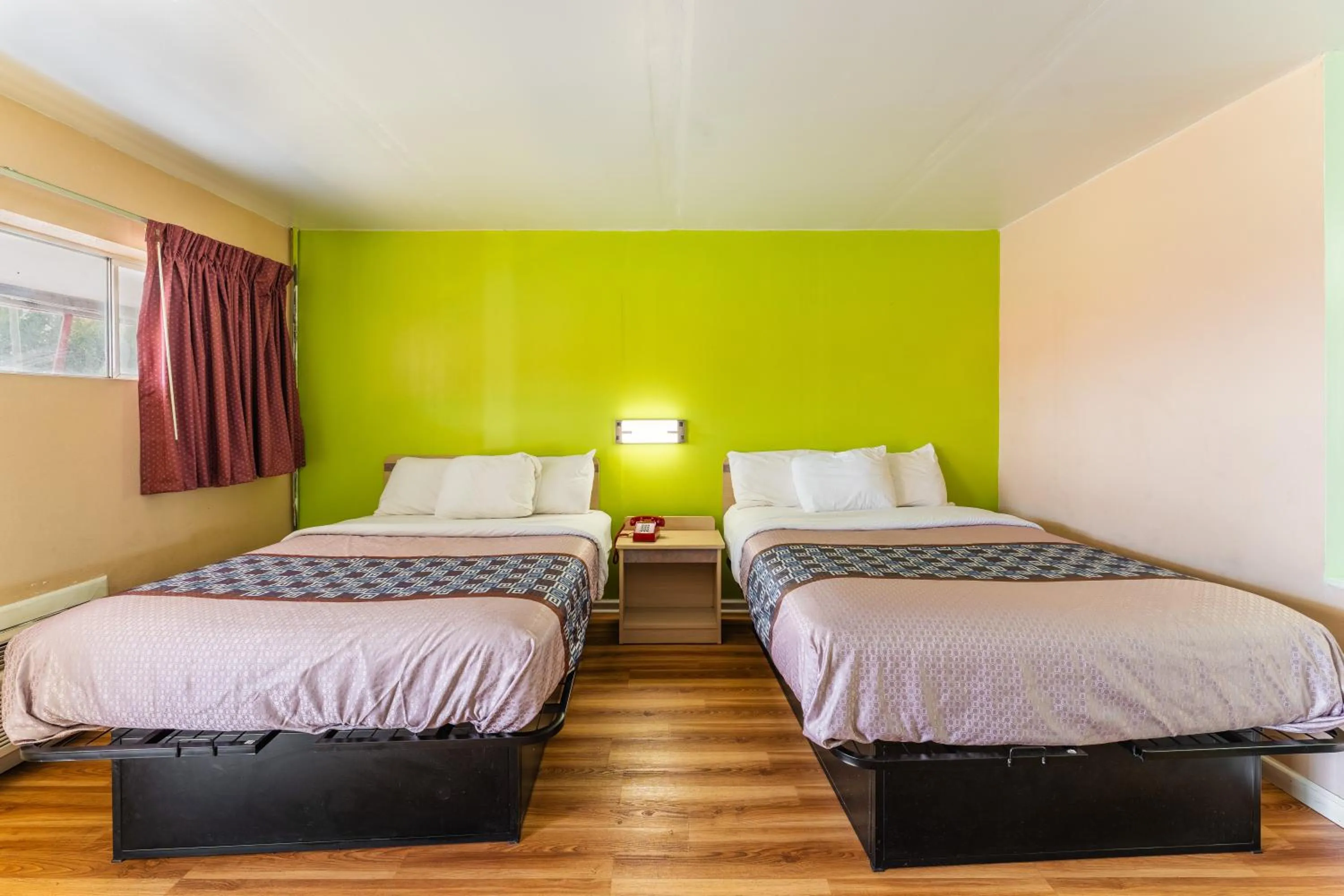 Bed in Budget Inn Pulaski