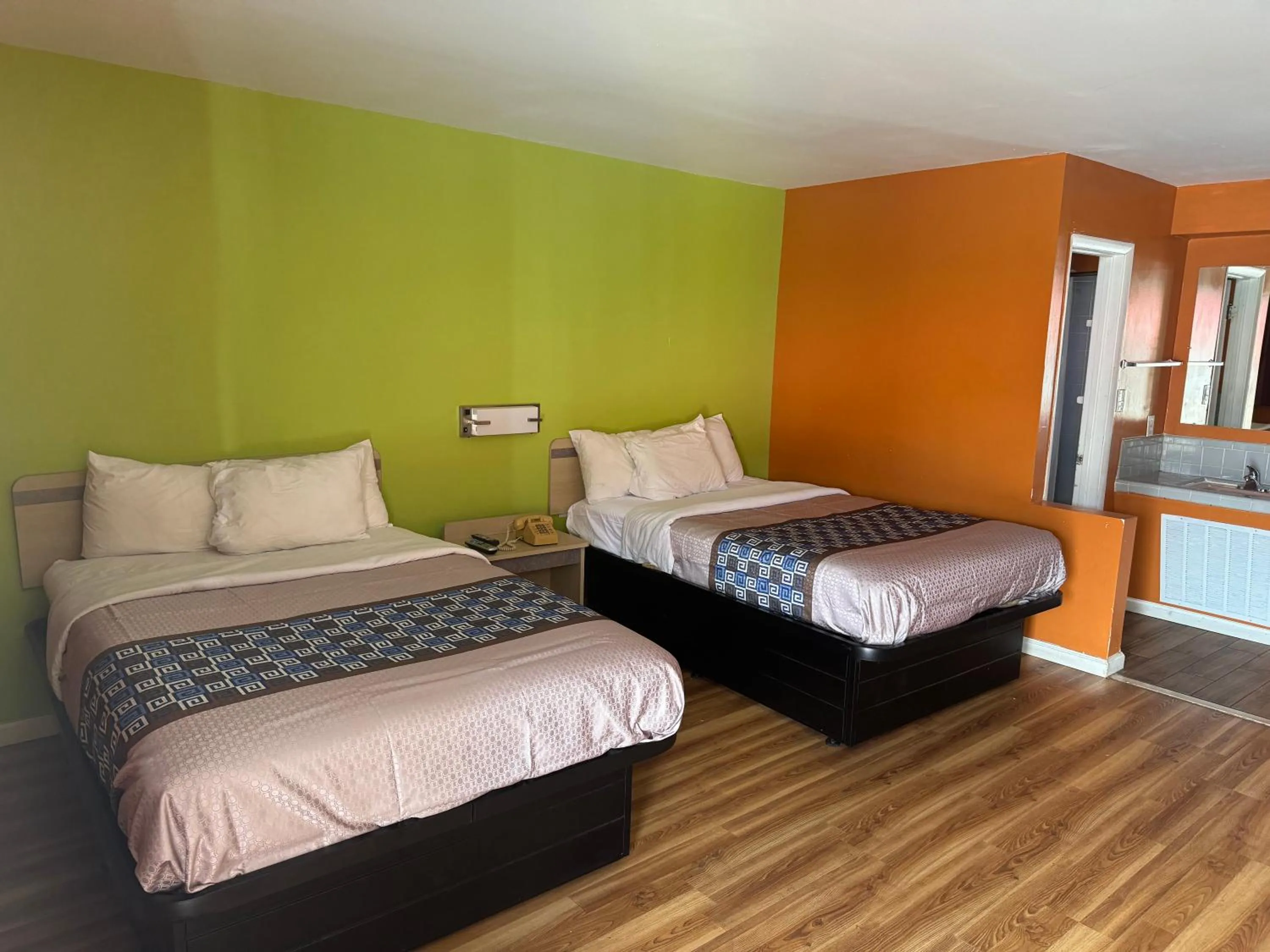 Bed in Budget Inn Pulaski