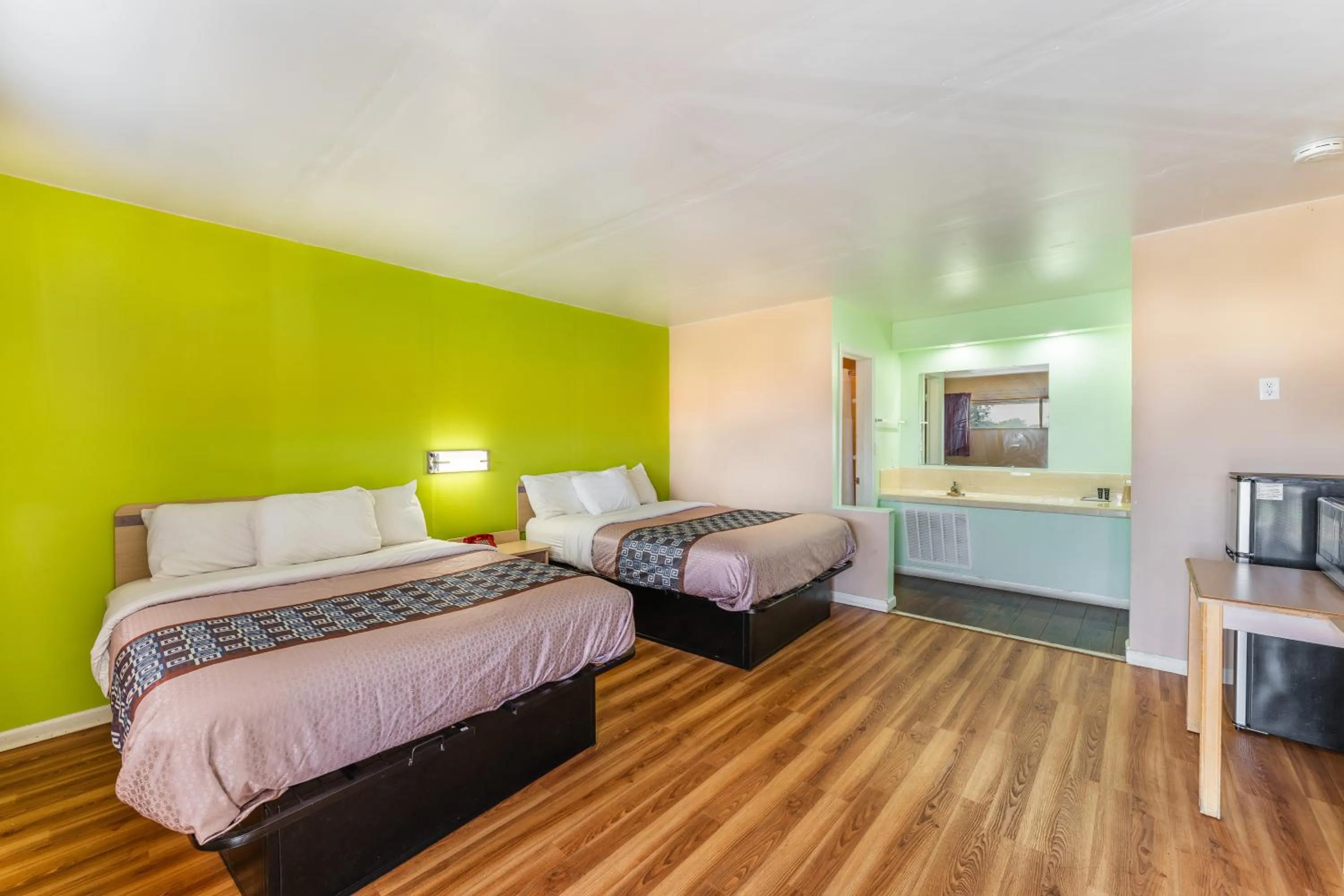 Bed in Budget Inn Pulaski