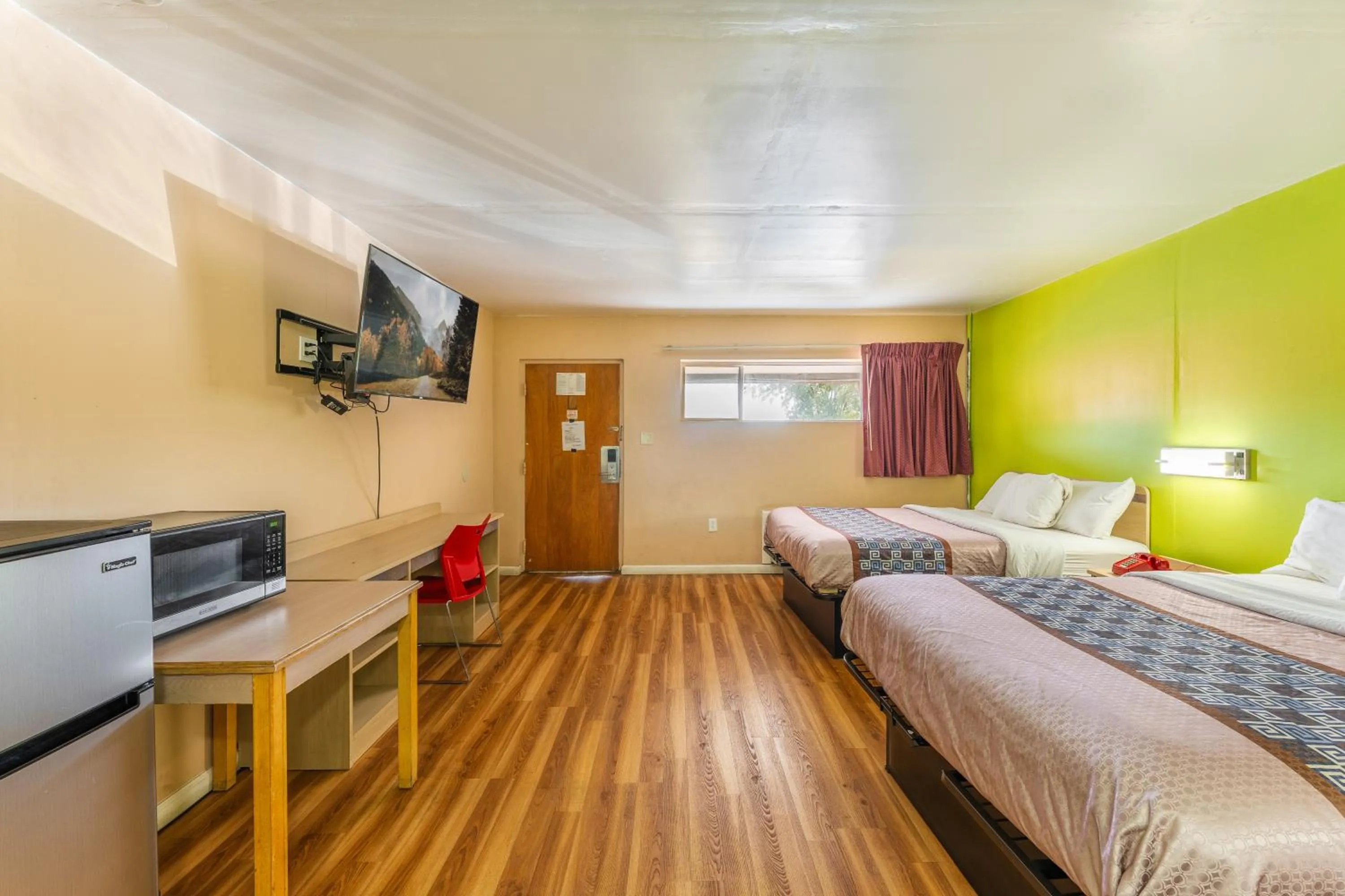 Bed in Budget Inn Pulaski