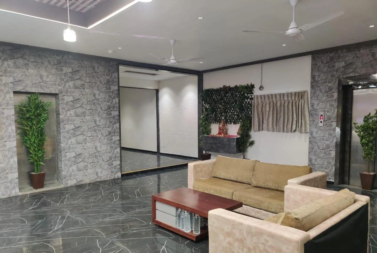 TV and multimedia in Hotel Selfie Inn