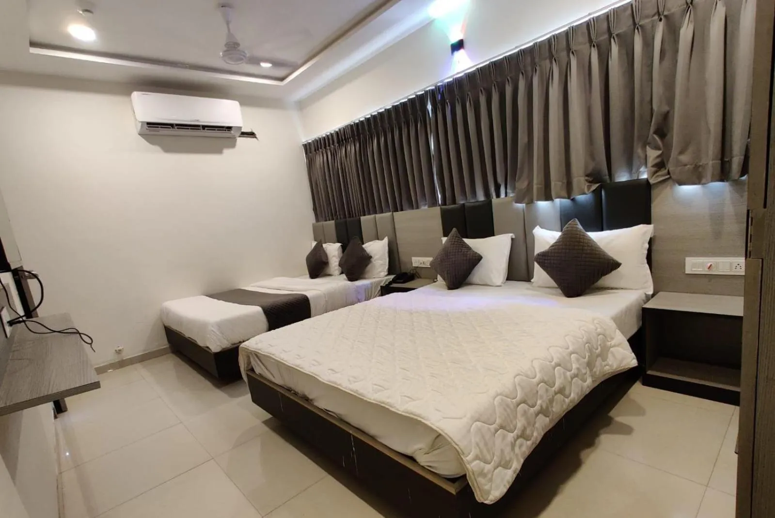 Property building, Bed in Hotel Selfie Inn