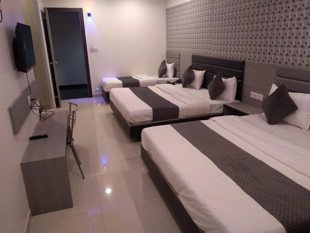 Property building, Bed in Hotel Selfie Inn