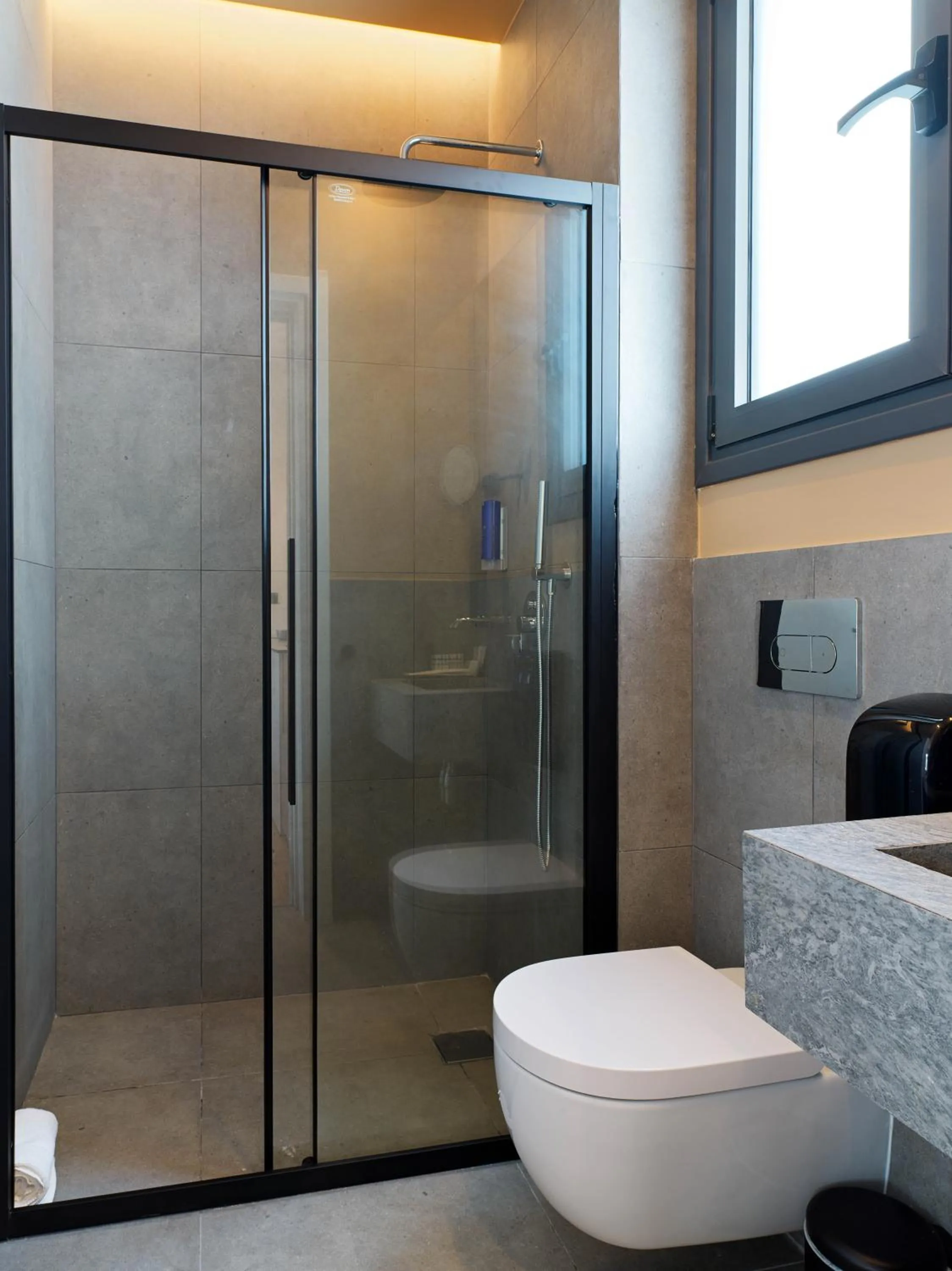 Shower in Alinea Market Agora Square