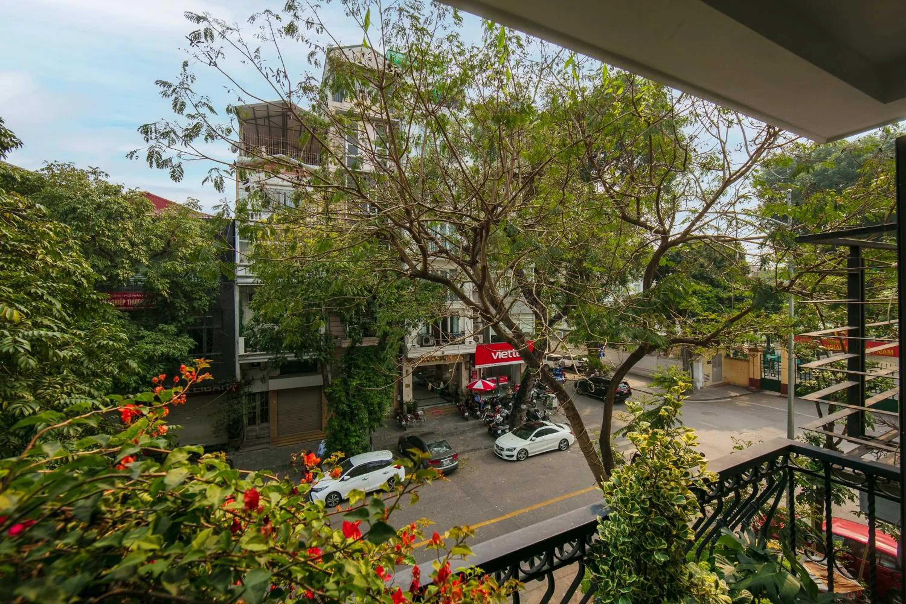 Street view in Brilliant Nature Suites & Spa