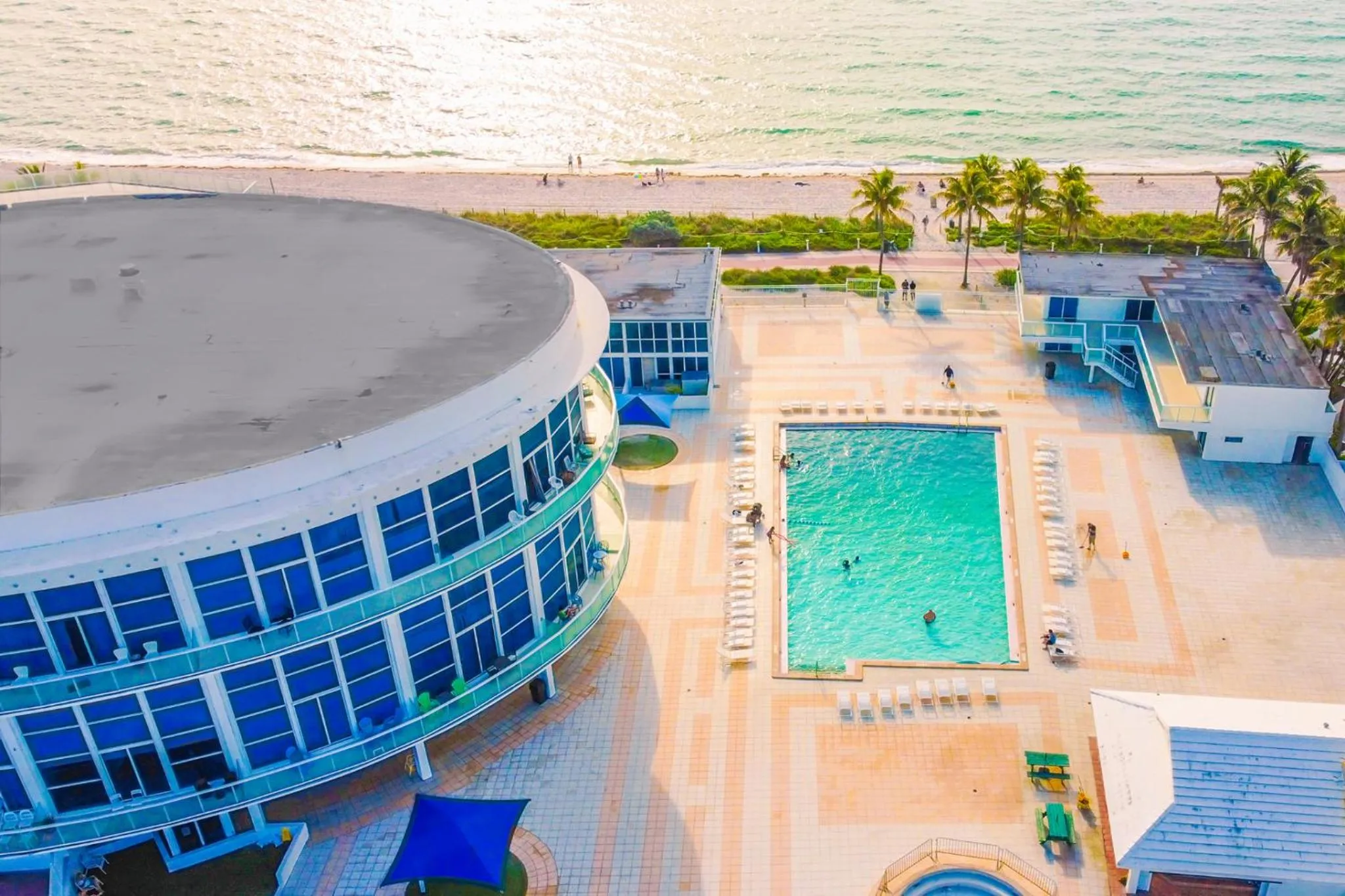 Swimming pool in Miami Beach Apartments by MiaRentals